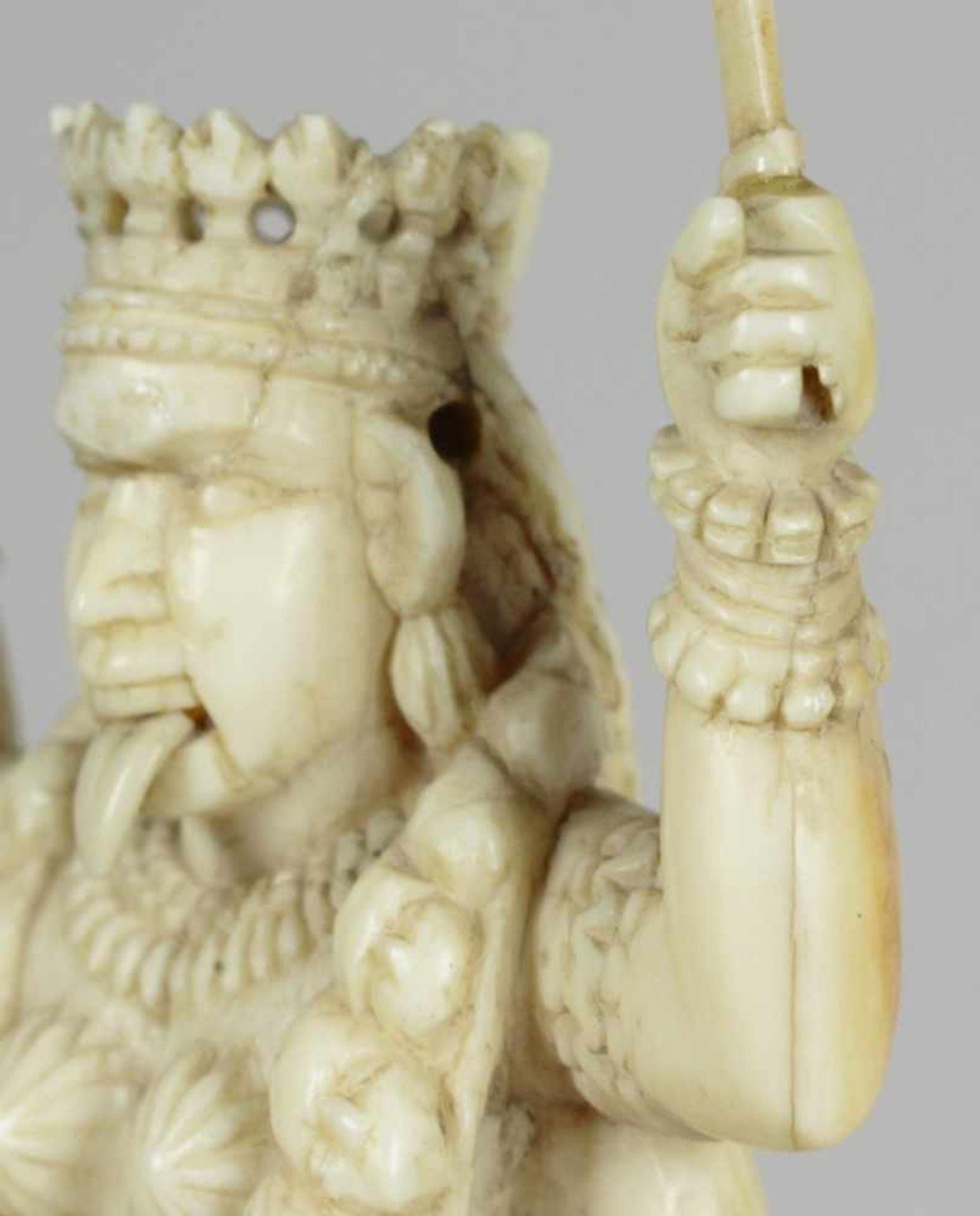 Elfenbein-Figur, "Göttin Kali mit Shiva", wohl Ceylon, 17./18. Jh., auf 4 kleinengedrechselten - Bild 4 aus 5