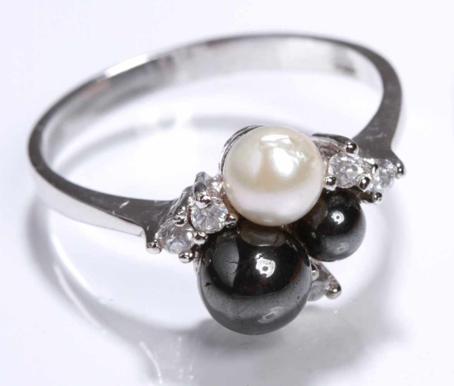 Damenring, Platin, besetzt mit 3 Zuchtperlen, D 4 - 6 mm, Farbe: weiß und schwarz, Lüster:sehr