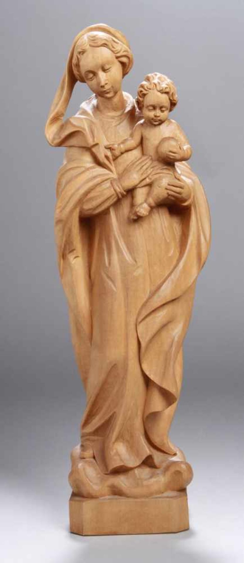 Holz-Figur, "Maria mit Kind", alpenländisch, 2. Hälfte 20. Jh., auf quadratischem Sockelmit