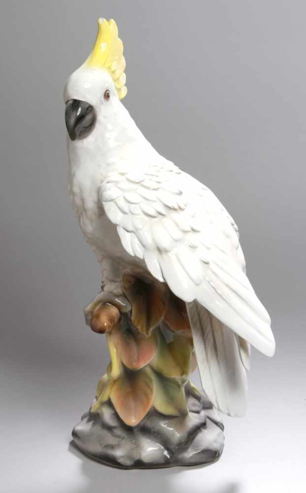 Keramik-Tierplastik, "Kakadu", Italien, neuzeitlich, auf blatt- und astbewachsenemNatursockel