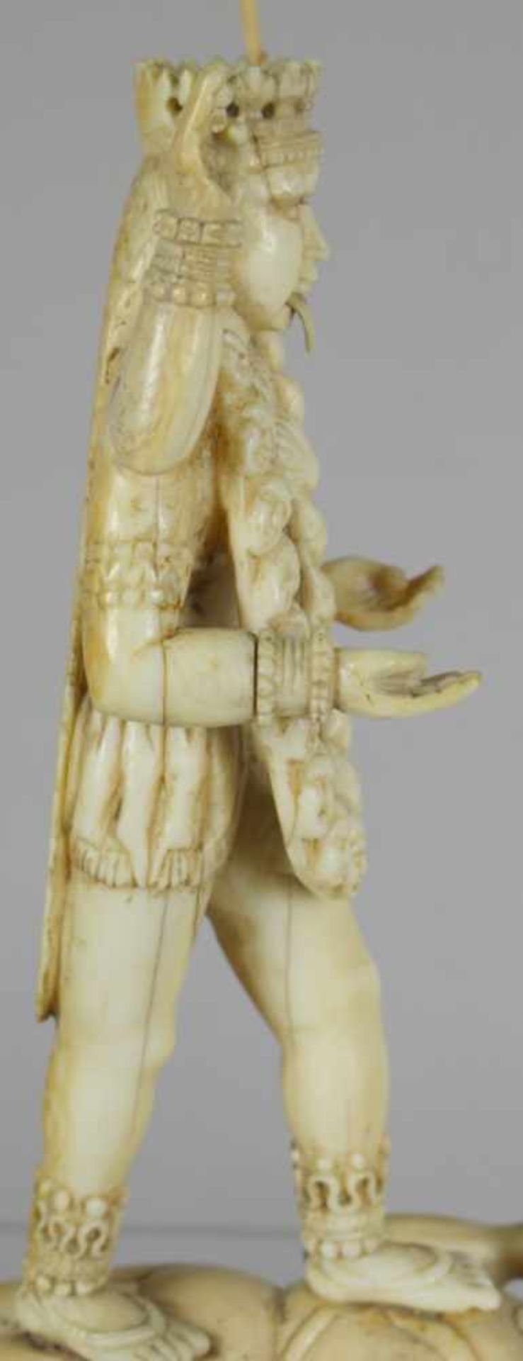 Elfenbein-Figur, "Göttin Kali mit Shiva", wohl Ceylon, 17./18. Jh., auf 4 kleinengedrechselten - Bild 5 aus 5