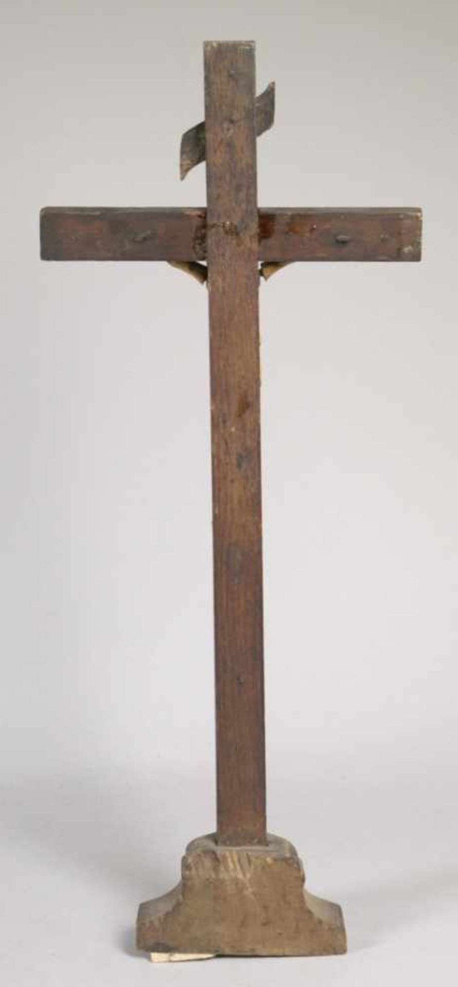 Holz-Standkreuz, alpenländisch, 17./18. Jh., barocker Sockel mit schlichtem Kreuz, - Bild 3 aus 4