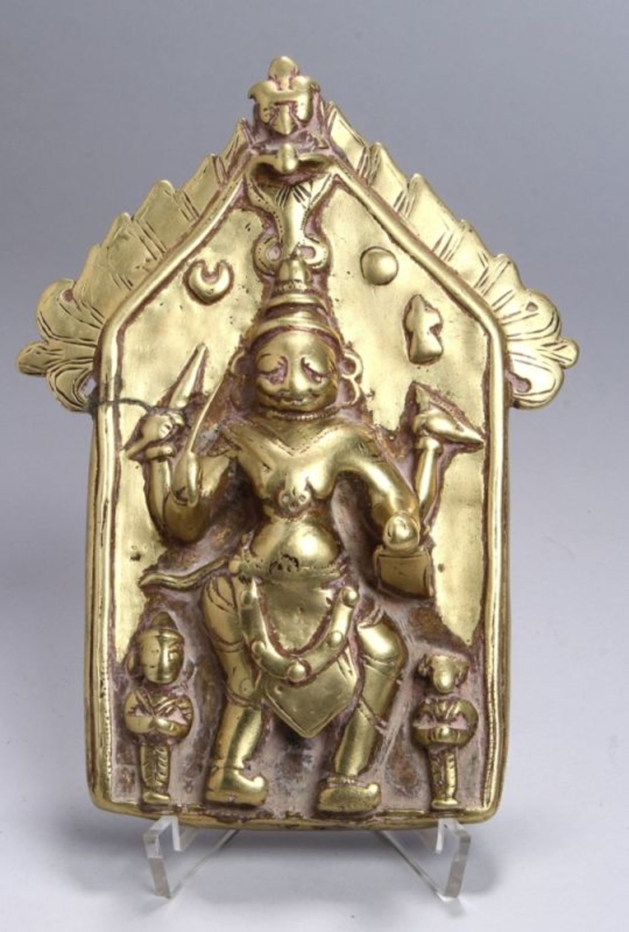 Messing-Virabhadra-Gebetsplatte, Indien, 18./19. Jh., spitzgiebelige Platte mitstilisierter,