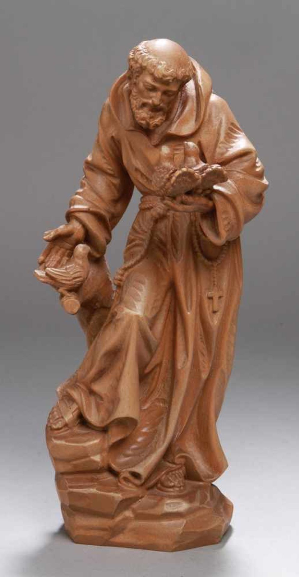 Holz-Figur, "Heiliger", wohl Grödnertal, um 1960, auf stammbewachsenem Sockelvollplastische,