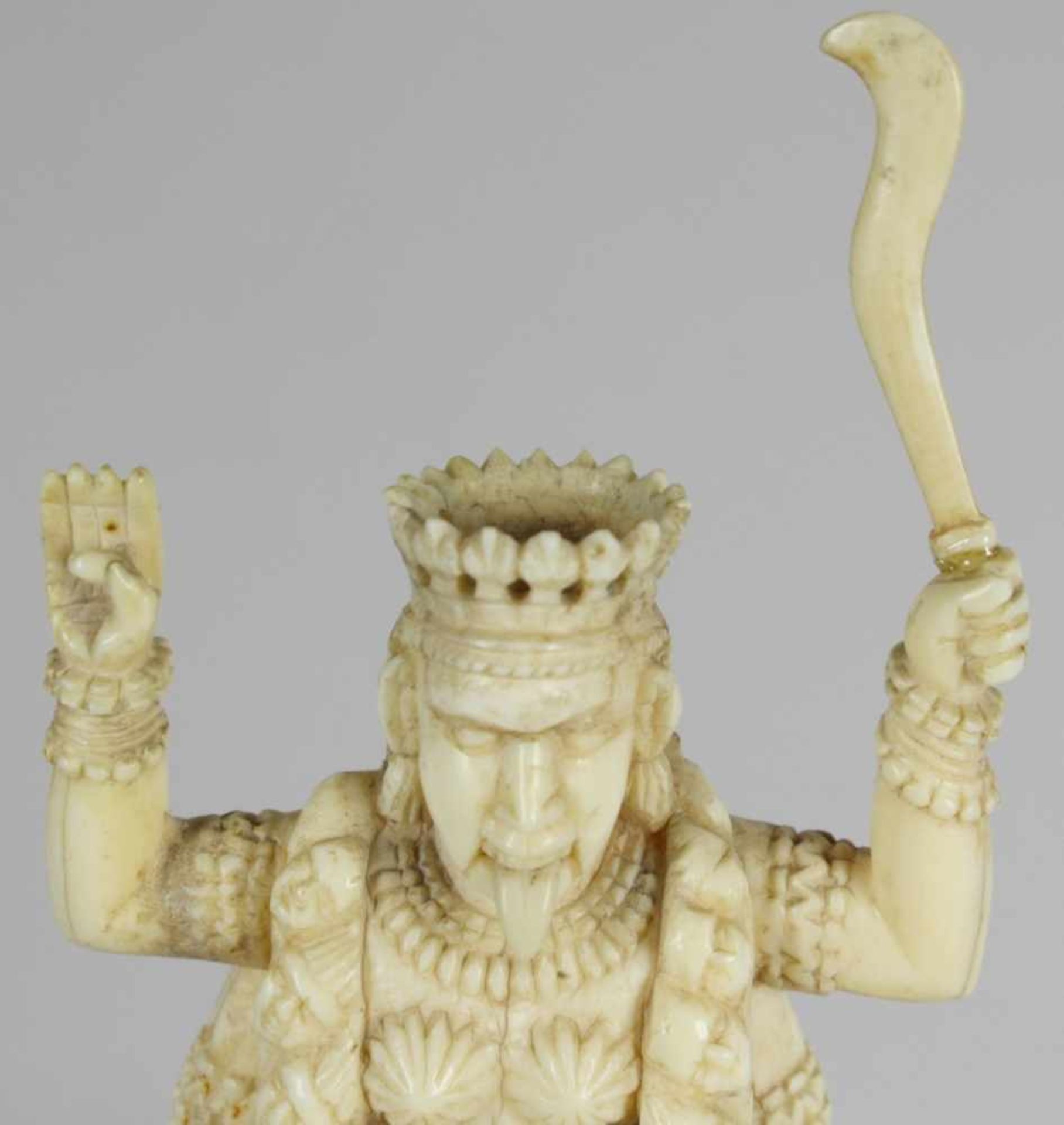 Elfenbein-Figur, "Göttin Kali mit Shiva", wohl Ceylon, 17./18. Jh., auf 4 kleinengedrechselten - Bild 3 aus 5