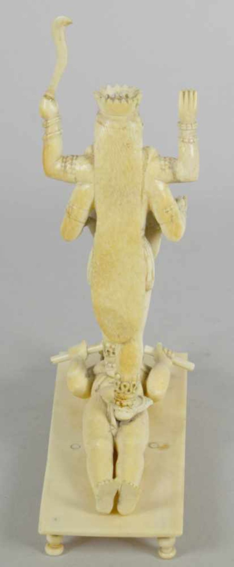 Elfenbein-Figur, "Göttin Kali mit Shiva", wohl Ceylon, 17./18. Jh., auf 4 kleinengedrechselten - Bild 2 aus 5