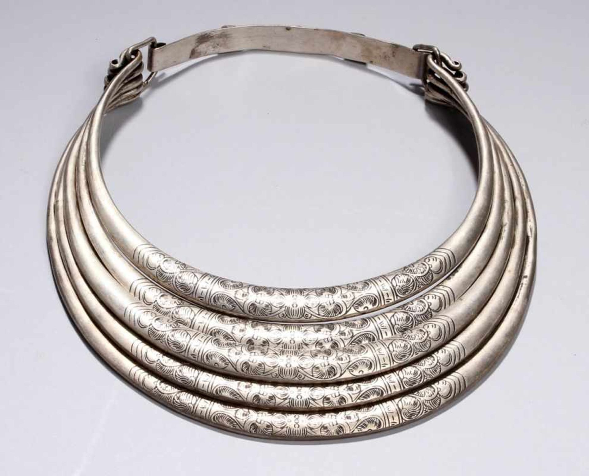 Hals-Schmuck, Hmong, Asien, um 1900, niedrig ligiertes Silber, gefertigt aus 5 Reifen,