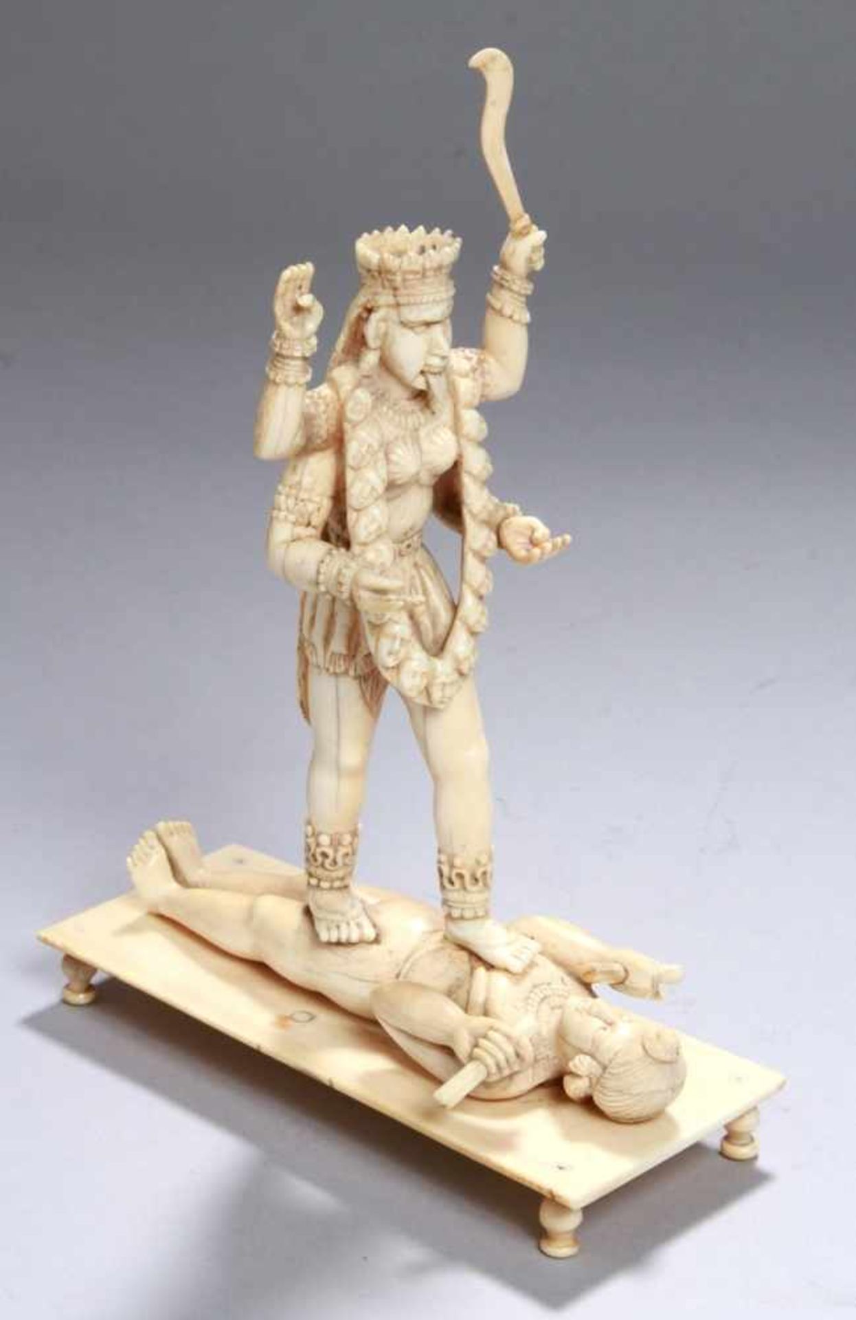 Elfenbein-Figur, "Göttin Kali mit Shiva", wohl Ceylon, 17./18. Jh., auf 4 kleinengedrechselten