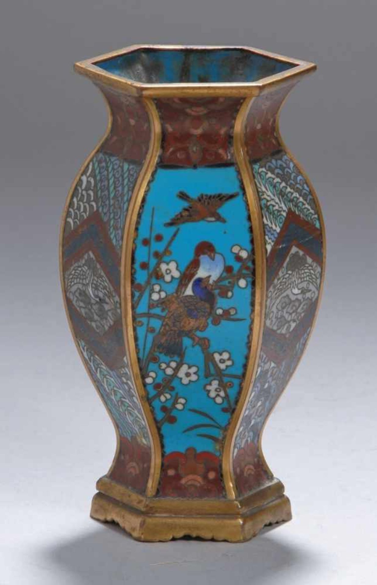 Cloisonné-Ziervase, China oder Japan, 19. Jh., sechseckiger bzw. sechsfach facettierterKorpus,