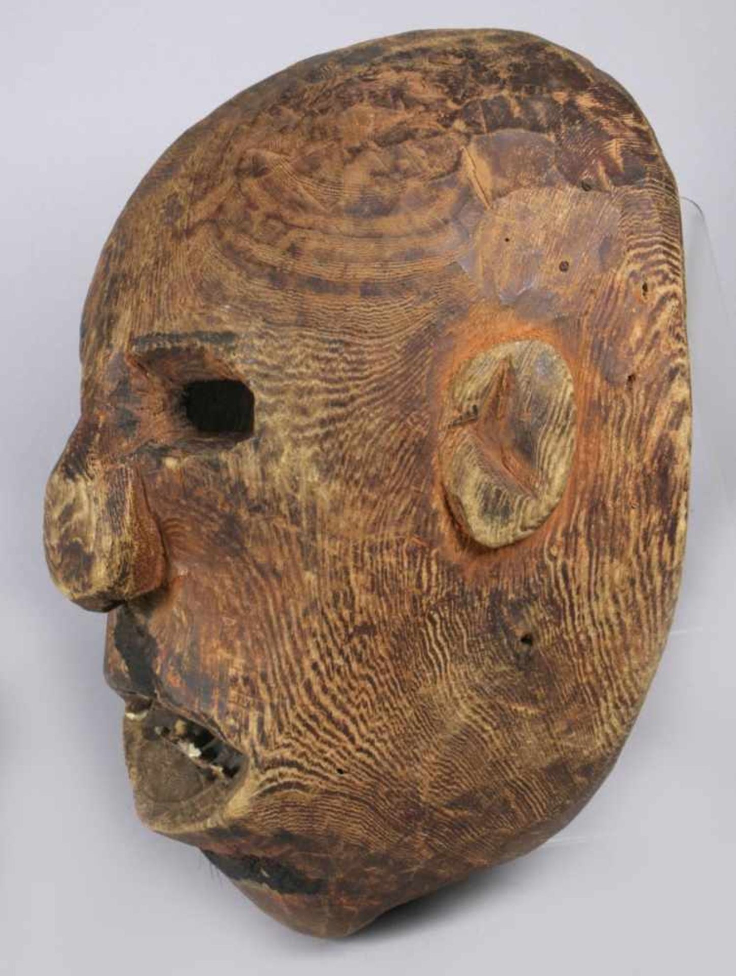 Handmaske, wohl Makonde, Tansania, plastisches Gesicht mit offenem, mit kleinen Pflöckengezahntem - Bild 2 aus 4