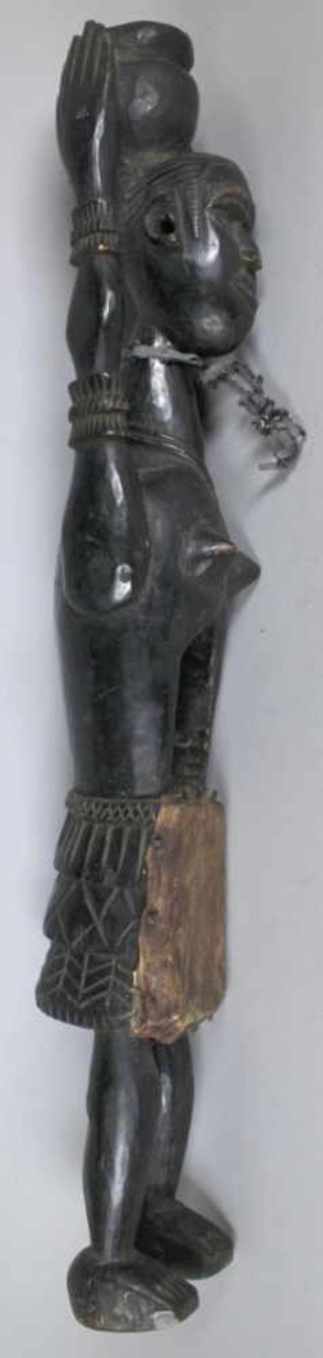 Reliquiar-Figur, Afrika, plastische, stehende, weibliche Darstellung mit Hals- undArmschmuck, auf - Bild 3 aus 3