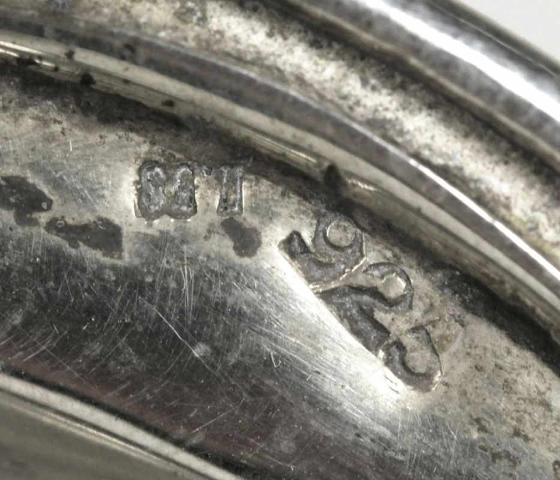 Fußschale, Mitte 20. Jh., Sterling Silber, runde Form auf 3 Klauenfüßen, gebuckelte,gehämmerte - Bild 2 aus 2