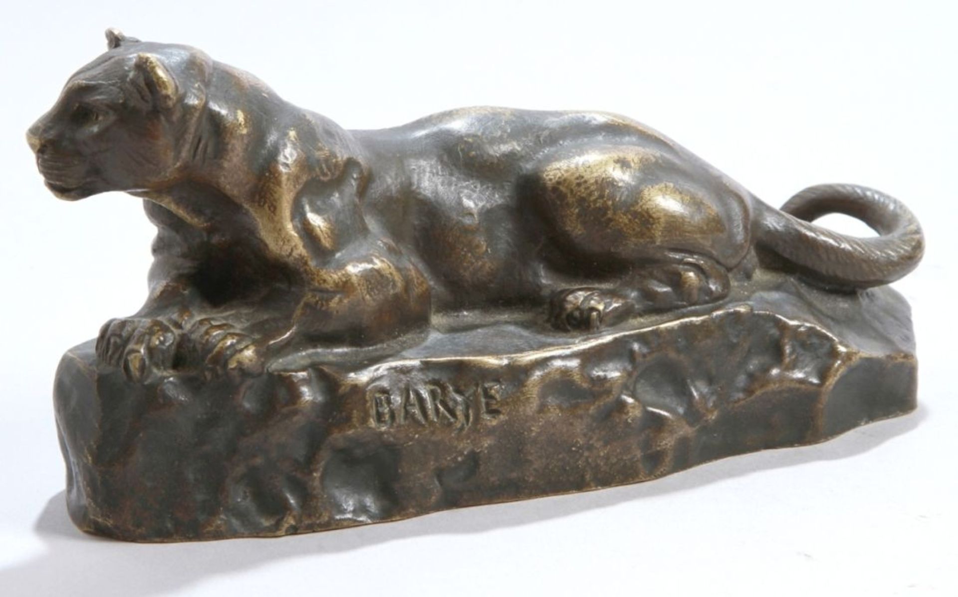 Bronze-Tierplastik, "Liegende Raubkatze", Barye, Antoine-Louis, Paris 1795 - 1875 Paris,auf Sockel