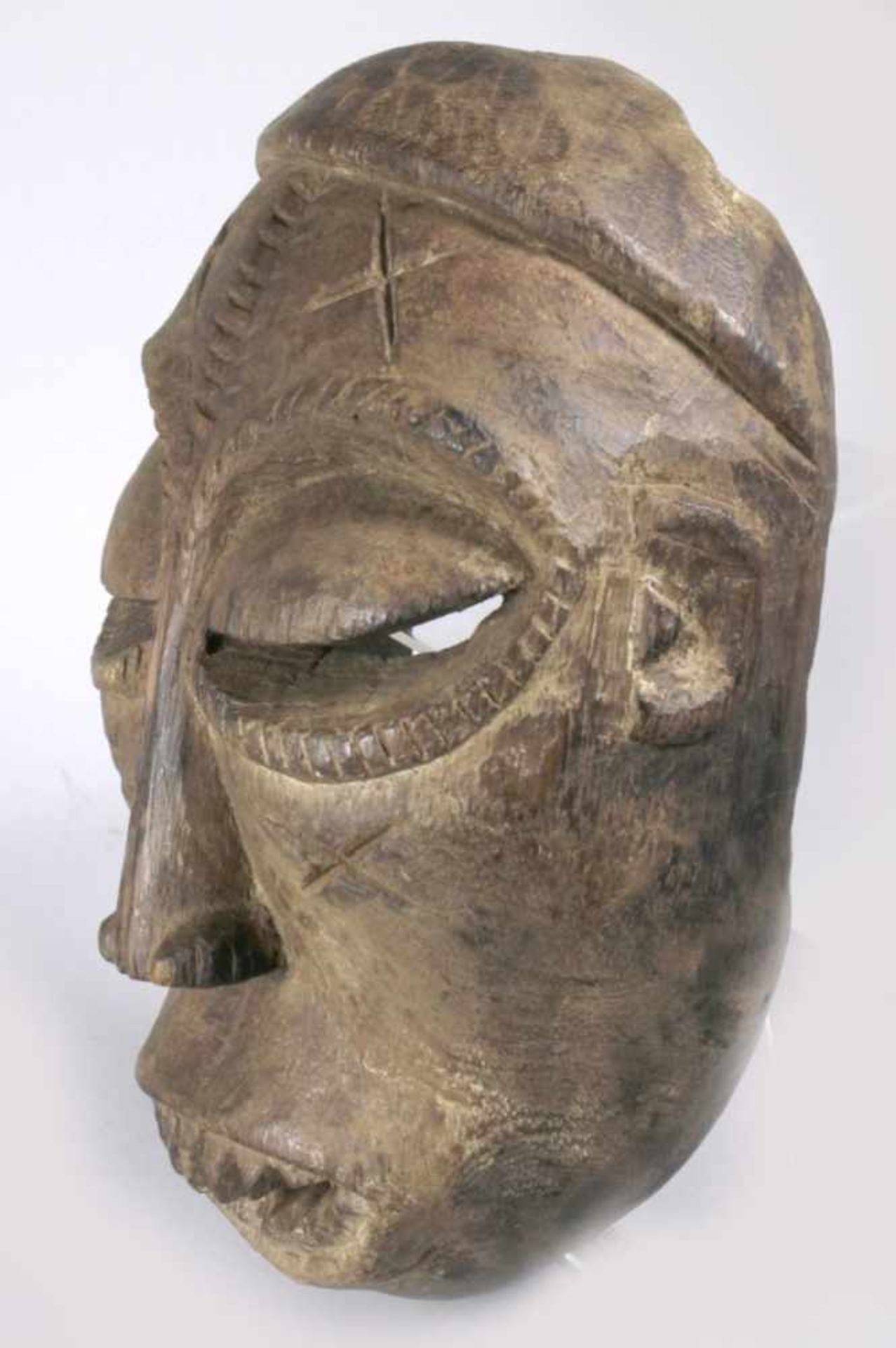 Maske, wohl Mambila, Kamerun, plastisches Gesicht mit großen, offen geschlitzten Augen undoffenem - Bild 2 aus 4
