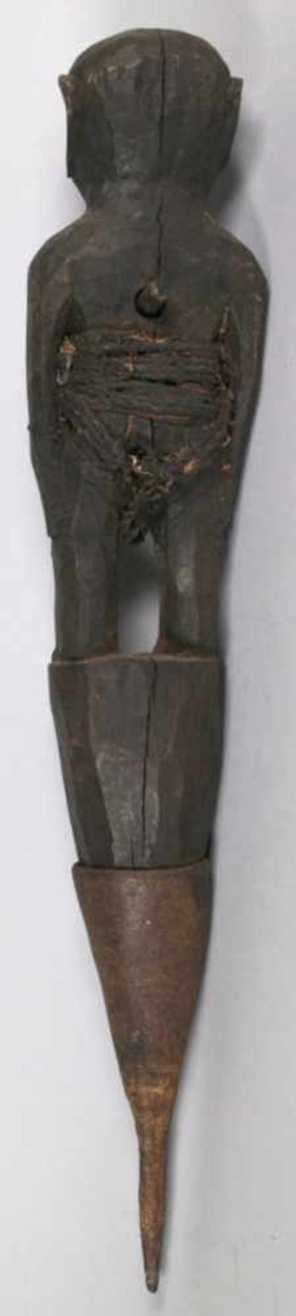 Fetisch, sog. Bocio, Fon, Benin, in Eisenspitze Holzpflock mit stehender, reduzierterFigur, mit - Bild 2 aus 3