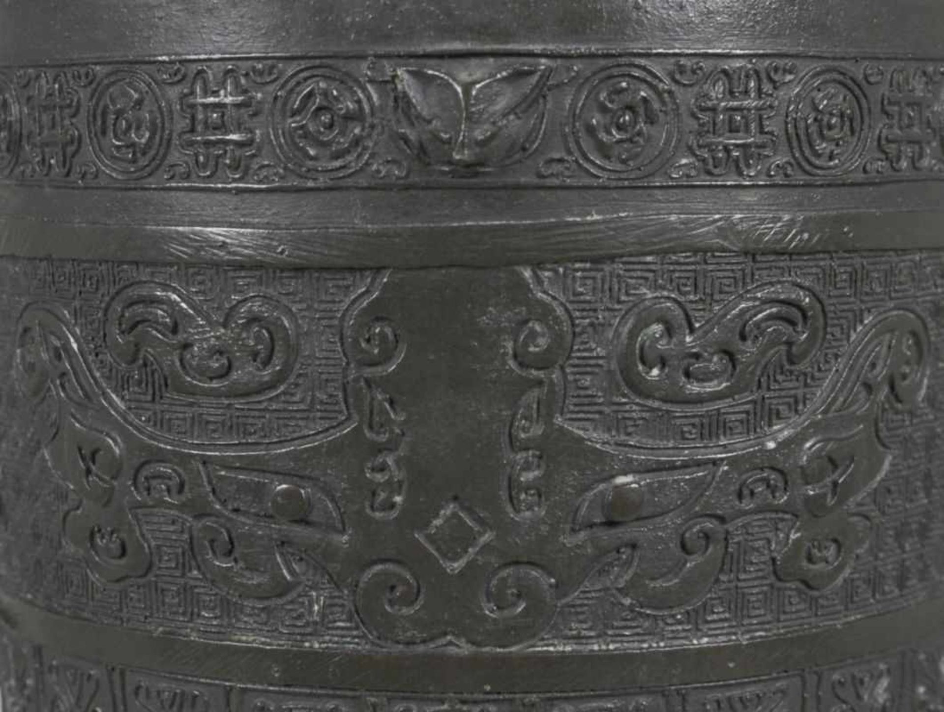 Bronze-Koro, China, 18. Jh., auf 3 Stegfüßen runder, zylindrischer Korpus, seitlich 2scharnierte - Bild 3 aus 5