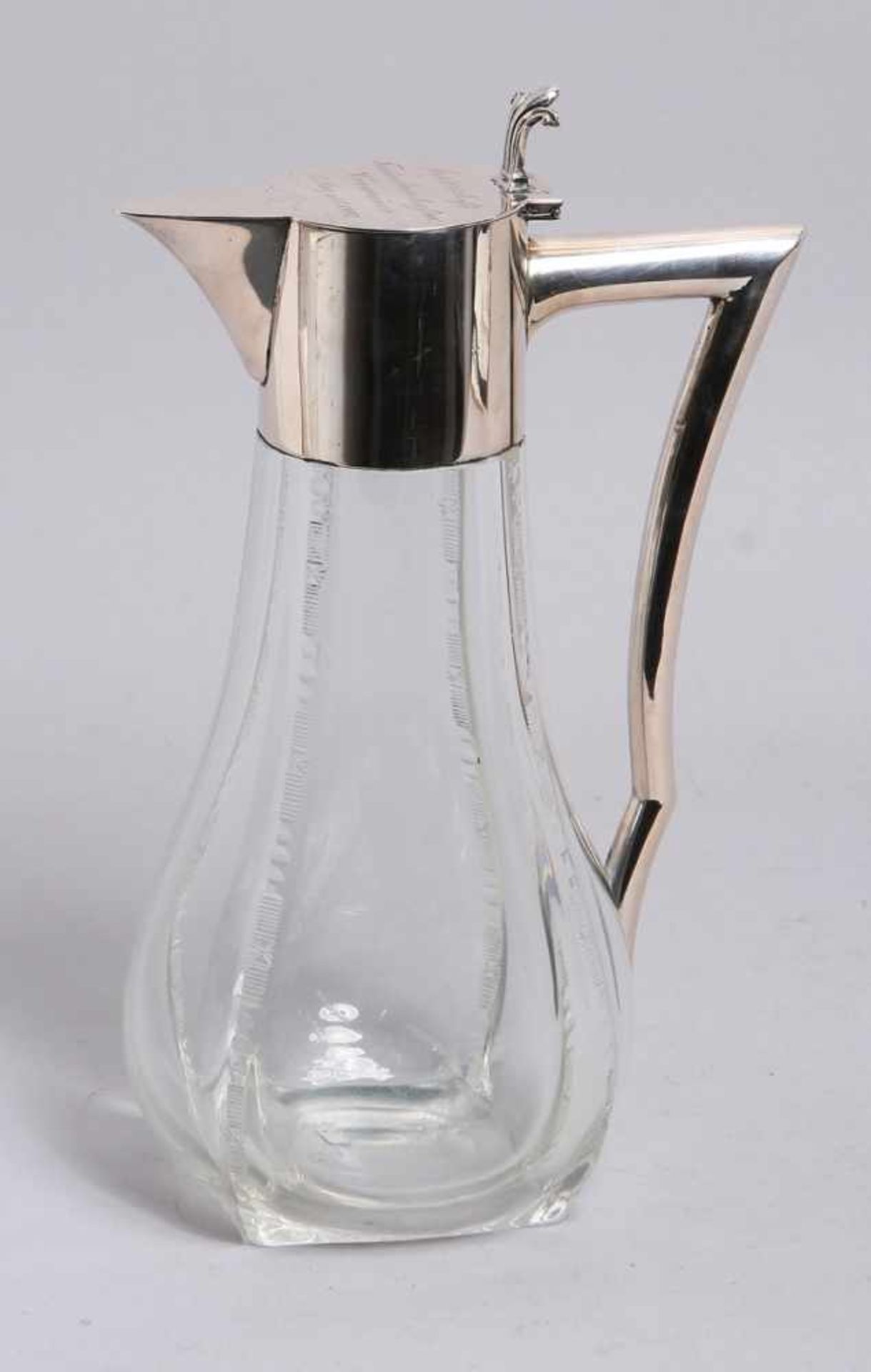 Glas-Karaffe, dt., 1907, quadratischer Stand, bauchiger, sich nach oben verjüngenderKorpus,