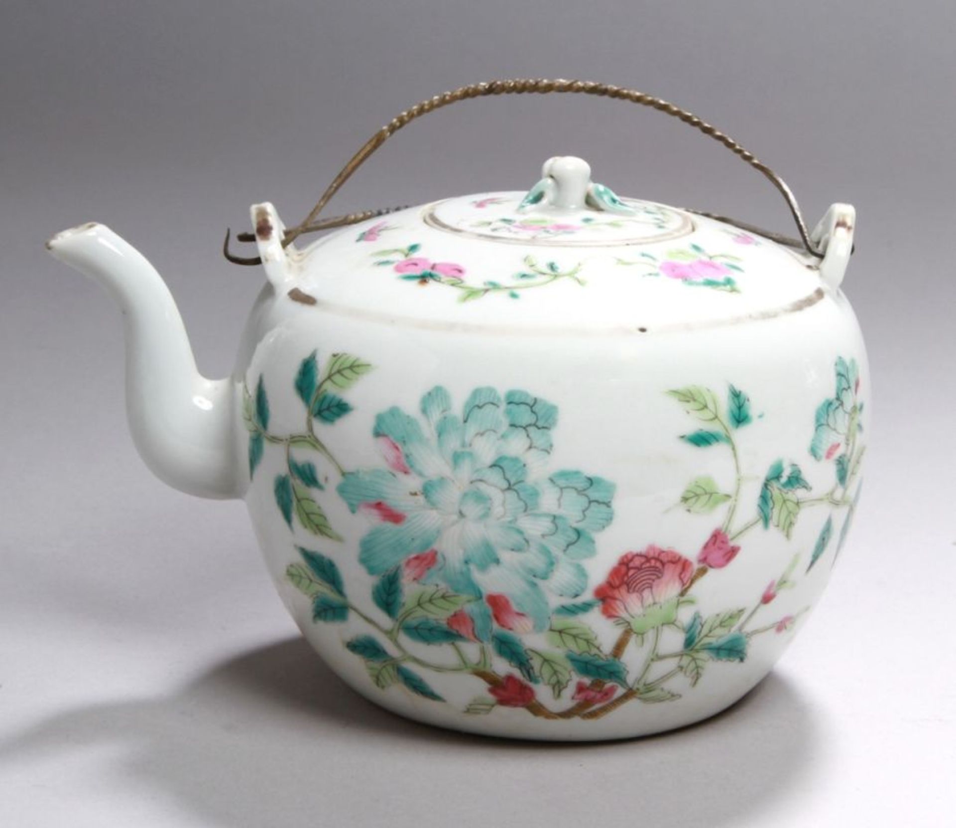 Porzellan-Teekanne, China, um 1900, Rüsselausguss, passig eingelassener Deckel mitkleinem,