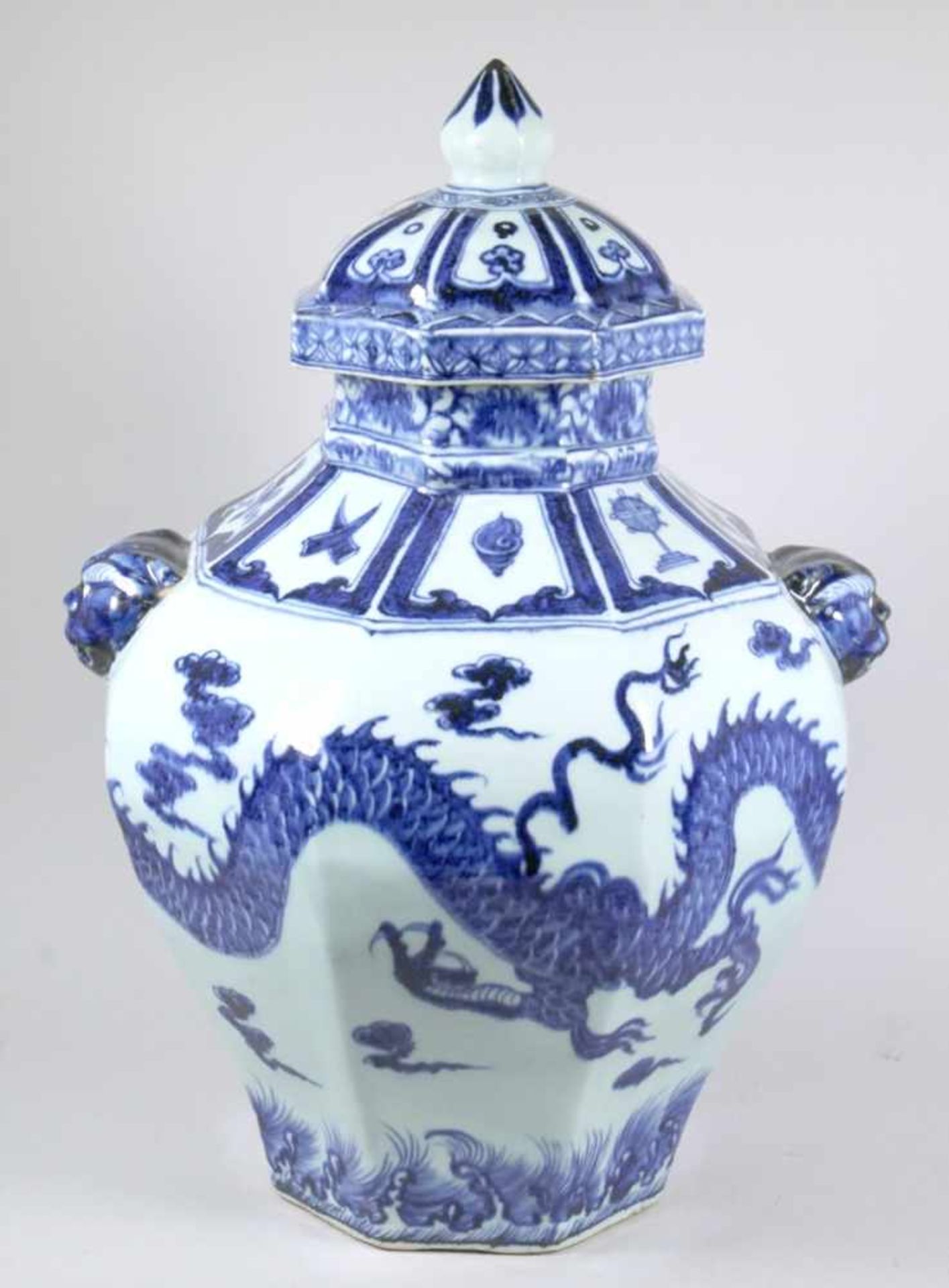 Porzellan-Deckelvase, China, wohl 20. Jh., achteckiger Stand, sich zur Schulter - Bild 2 aus 4