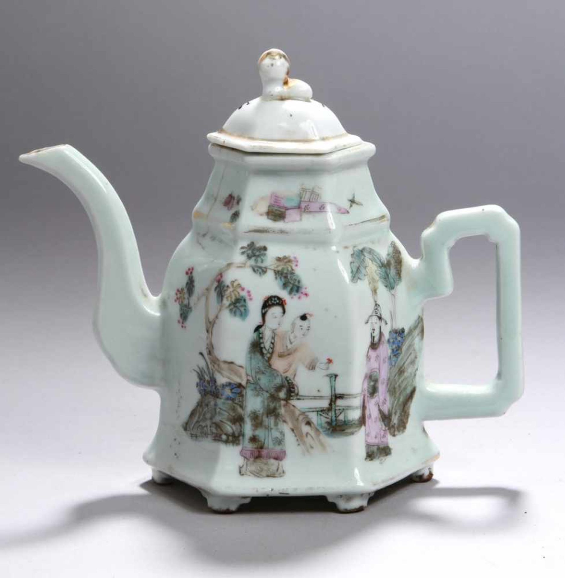 Porzellan-Teekanne, China, um 1900, über 6 Nuppenfüßchen sechseckiger Korpus mit kantigemHenkel