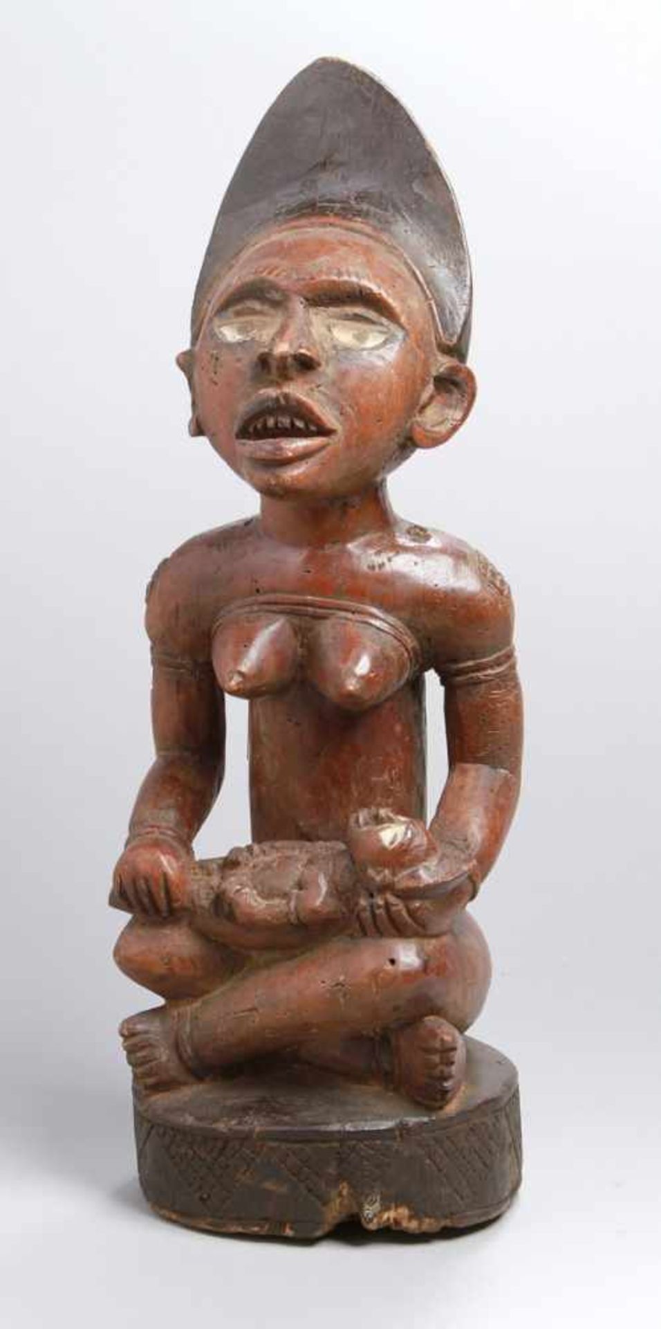 Mutter-Figur, Yombe, Kongo, auf Ovalsockel im Schneidersitz hockende, plastische,weibliche