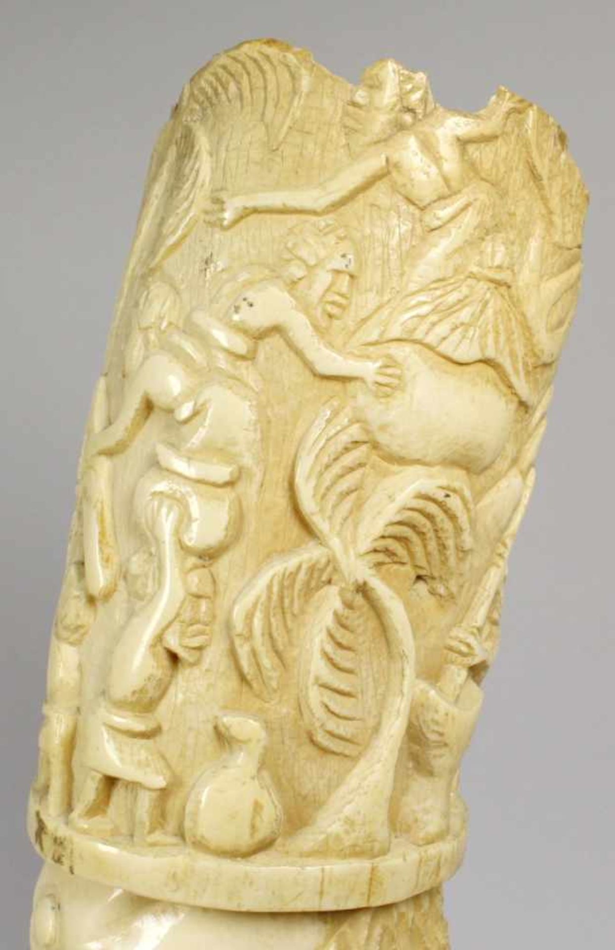 Elfenbein-Herrscherkopf, Afrika, um 1920, leicht gebogter Röhrenkorpus, plastischbeschnitzt mit - Bild 4 aus 6