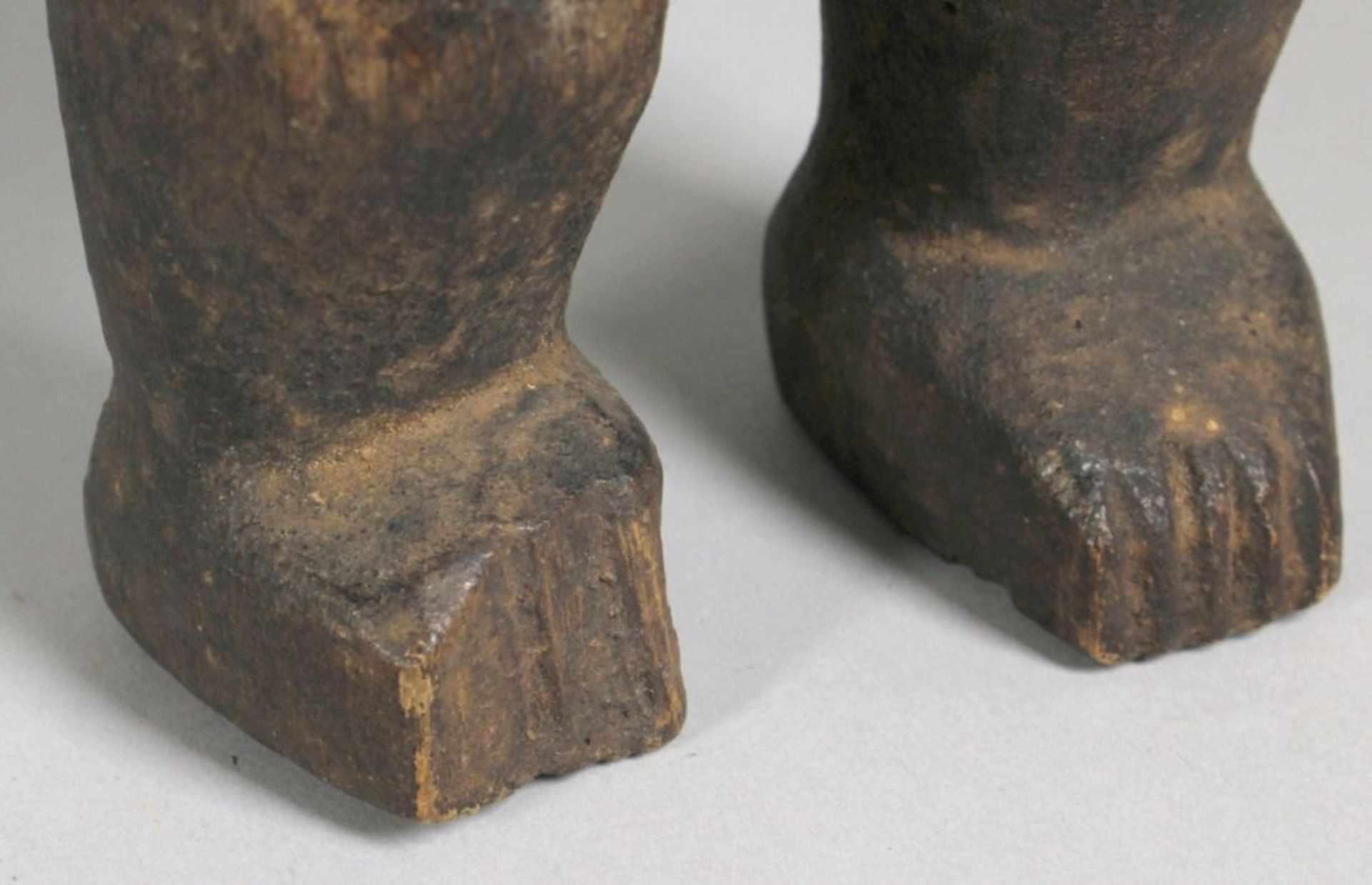 Ritual-Figur, Luba, Kongo, stark reduzierte, stehende, männliche Darstellung mit auf Bauchabgelegten - Bild 4 aus 4