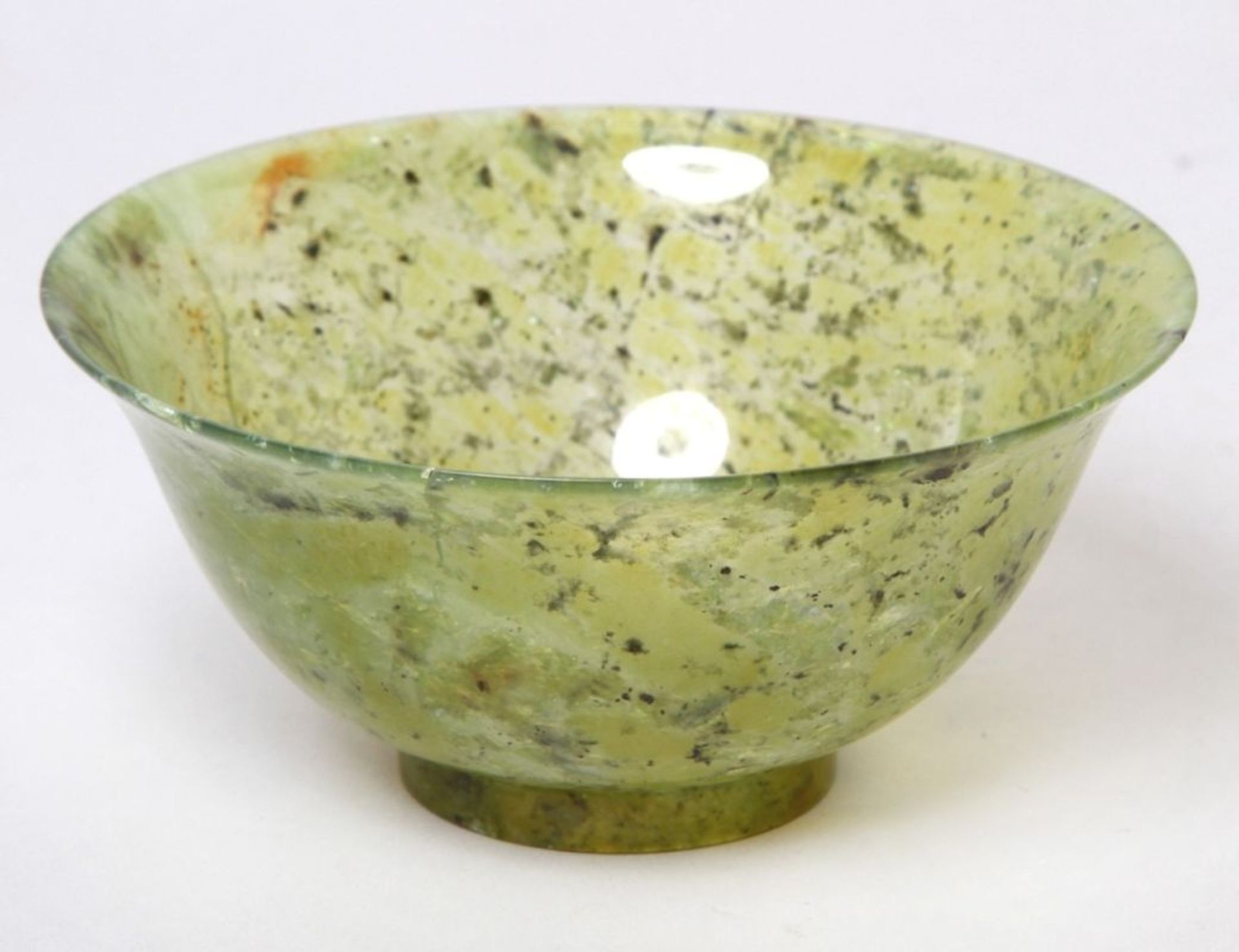 Jade-Kumme, China, gefleckt-gesprenkelte, grüne, dünnwandige, durchscheinende Jade mitÄderung, H 6