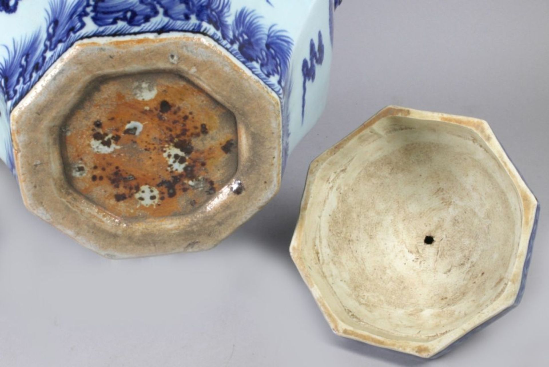 Porzellan-Deckelvase, China, wohl 20. Jh., achteckiger Stand, sich zur Schulter - Bild 3 aus 4