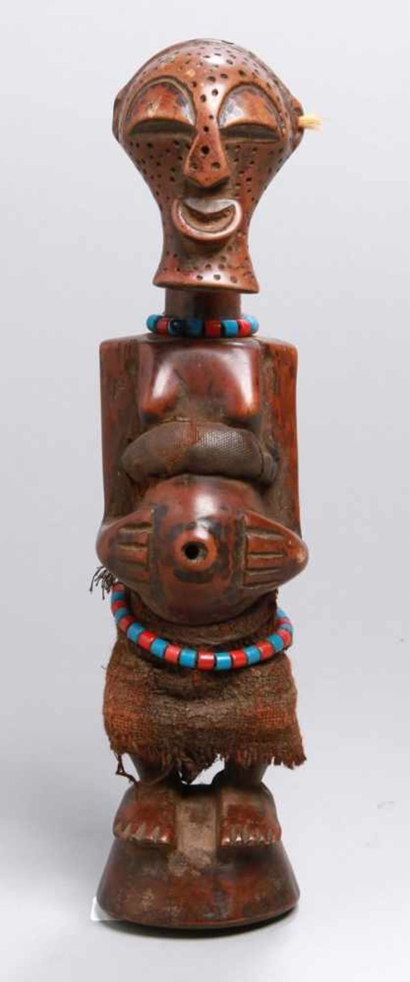 Fetisch-Figur, Songe, Kongo, Schutzfetisch gegen Pocken, auf Rundsockel figürliche,stehende
