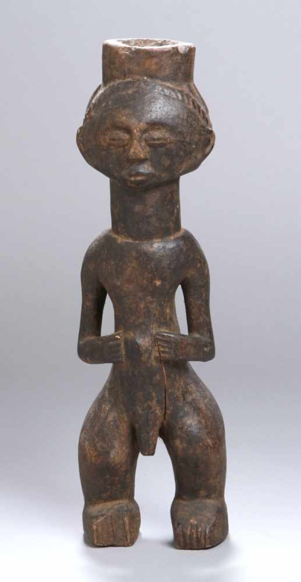 Ritual-Figur, Luba, Kongo, stark reduzierte, stehende, männliche Darstellung mit auf Bauchabgelegten