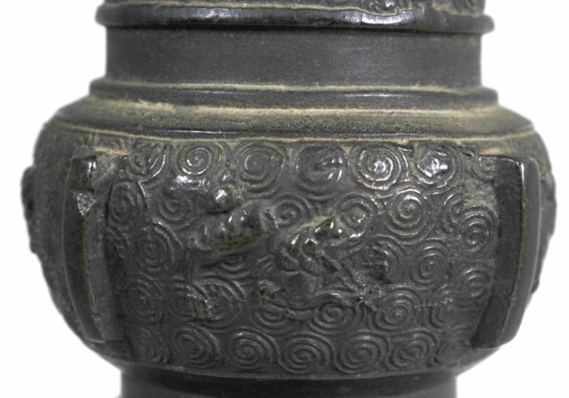 Bronze-Ziervase, China, 18./19. Jh., sog. "gu-Form", umlaufend reliefiert dekoriert mitFriesen in - Bild 4 aus 5