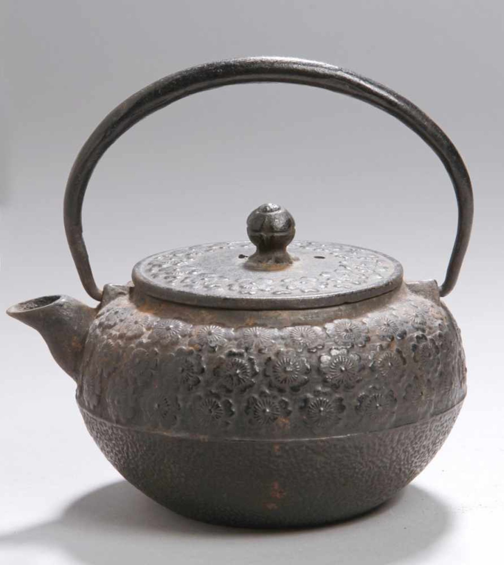 Eisen-Teekännchen, Japan, Meiji-Periode, kuglige Form mit Ausguss, Flachdeckel mit Knaufund