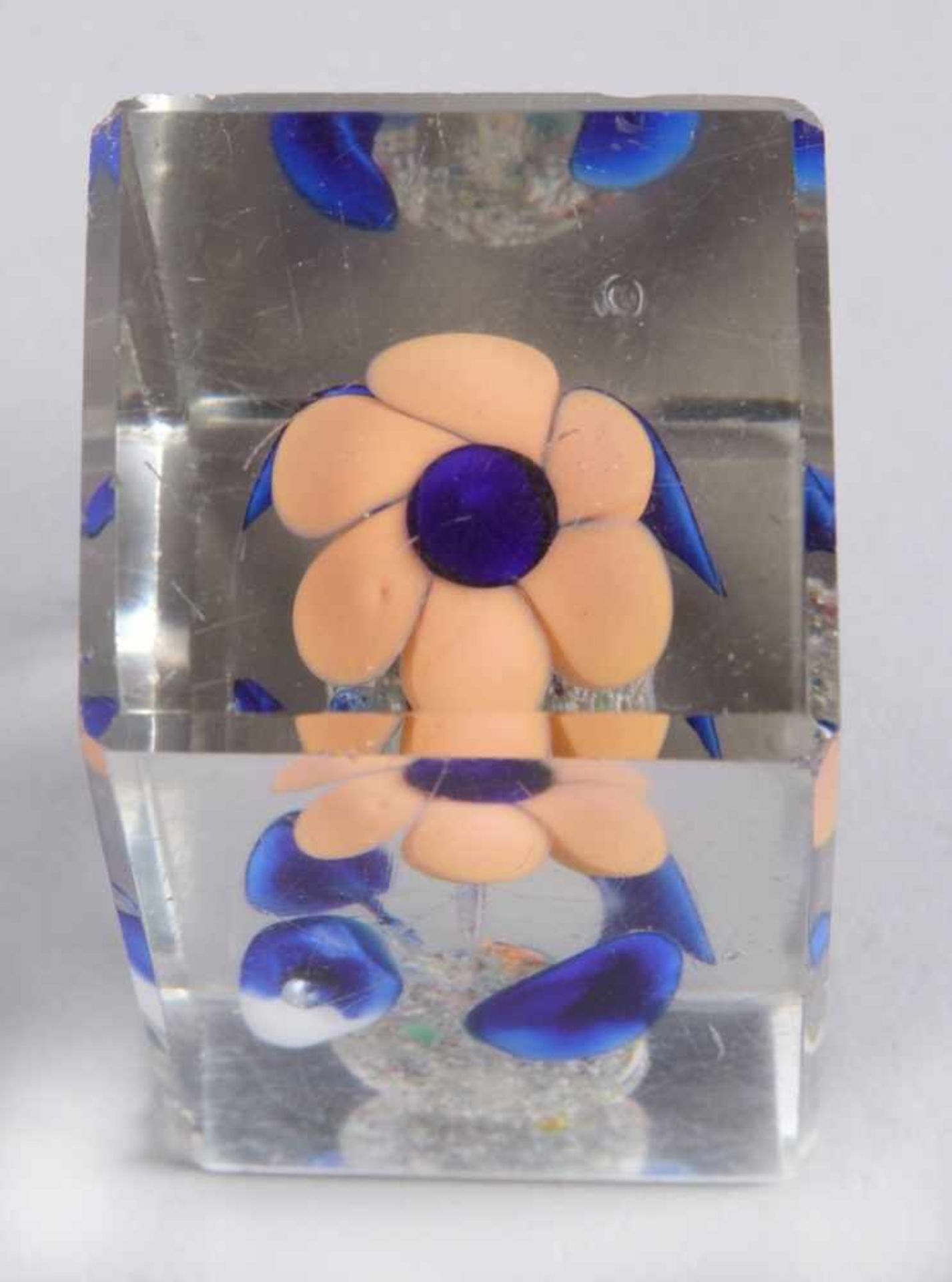Glas-Paperweight, wohl Böhmen, 20/30er Jahre, quaderförmiger Klarglaskorpus, dekoriert - Bild 2 aus 3