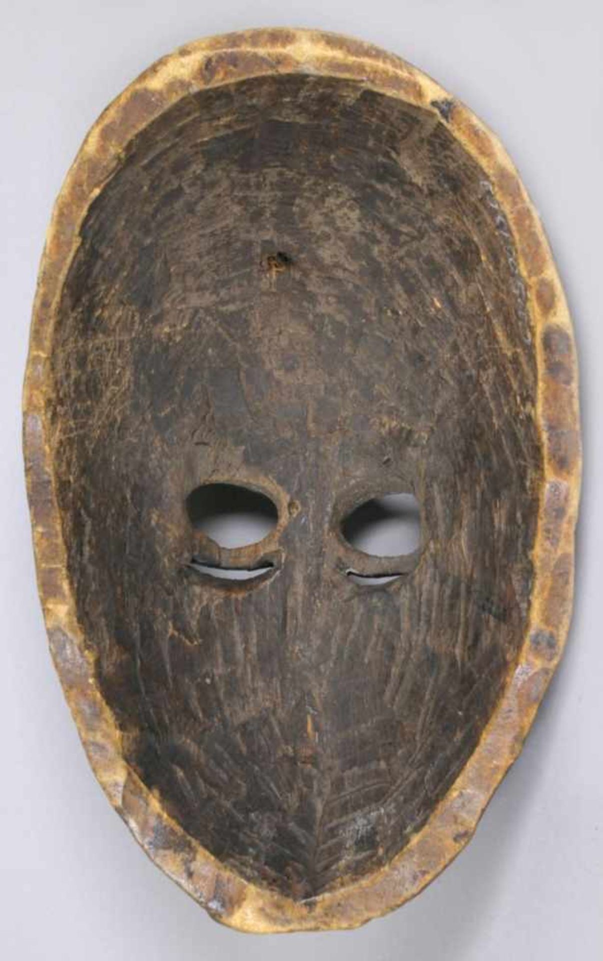 Maske, wohl Lavale, Sambia/Angola, plastisches Gesicht mit faltiger Stirn, ausgespartenAugen und - Bild 4 aus 5