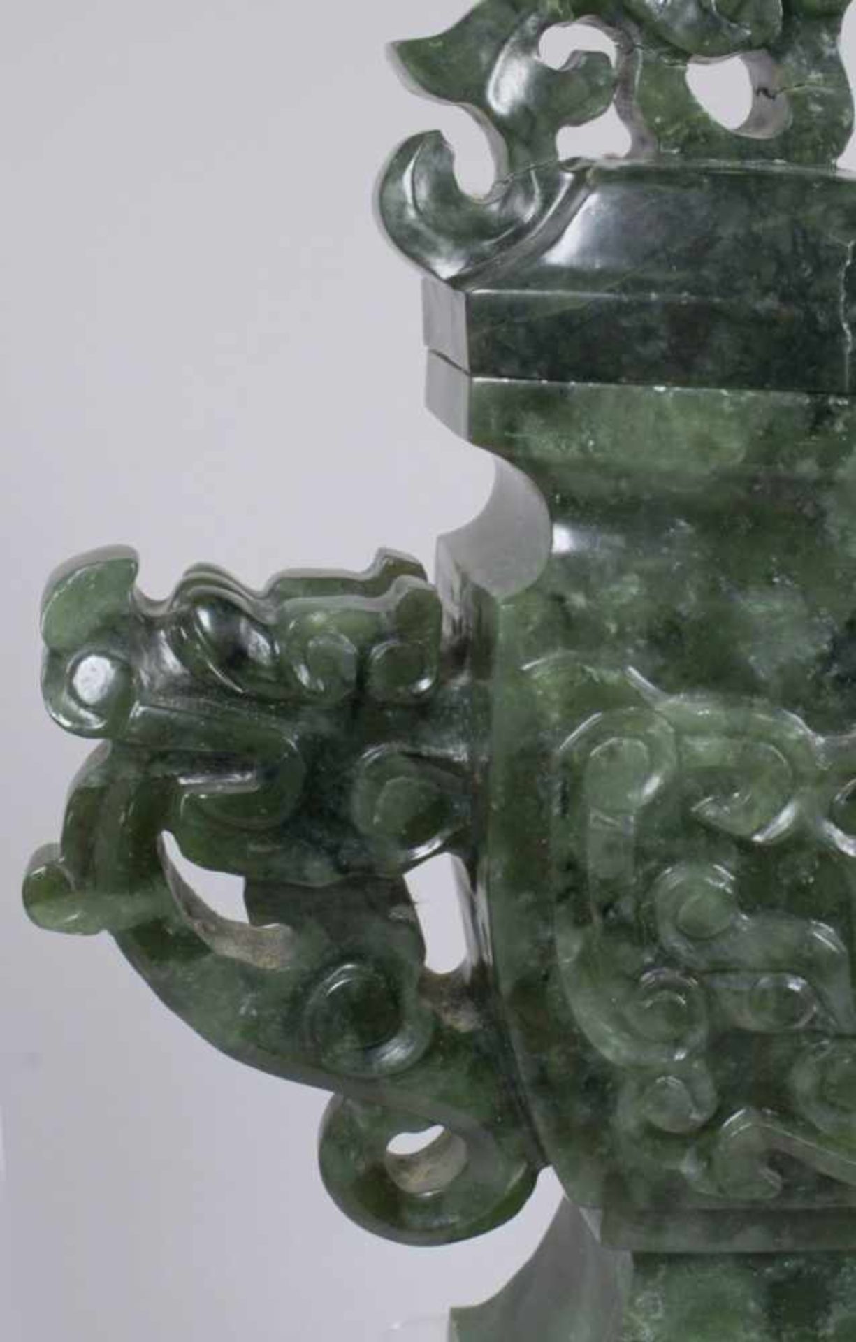 Spinatjade-Deckelvase, China, stiltypische Form mit 2 Henkeln in Form von - Bild 2 aus 5