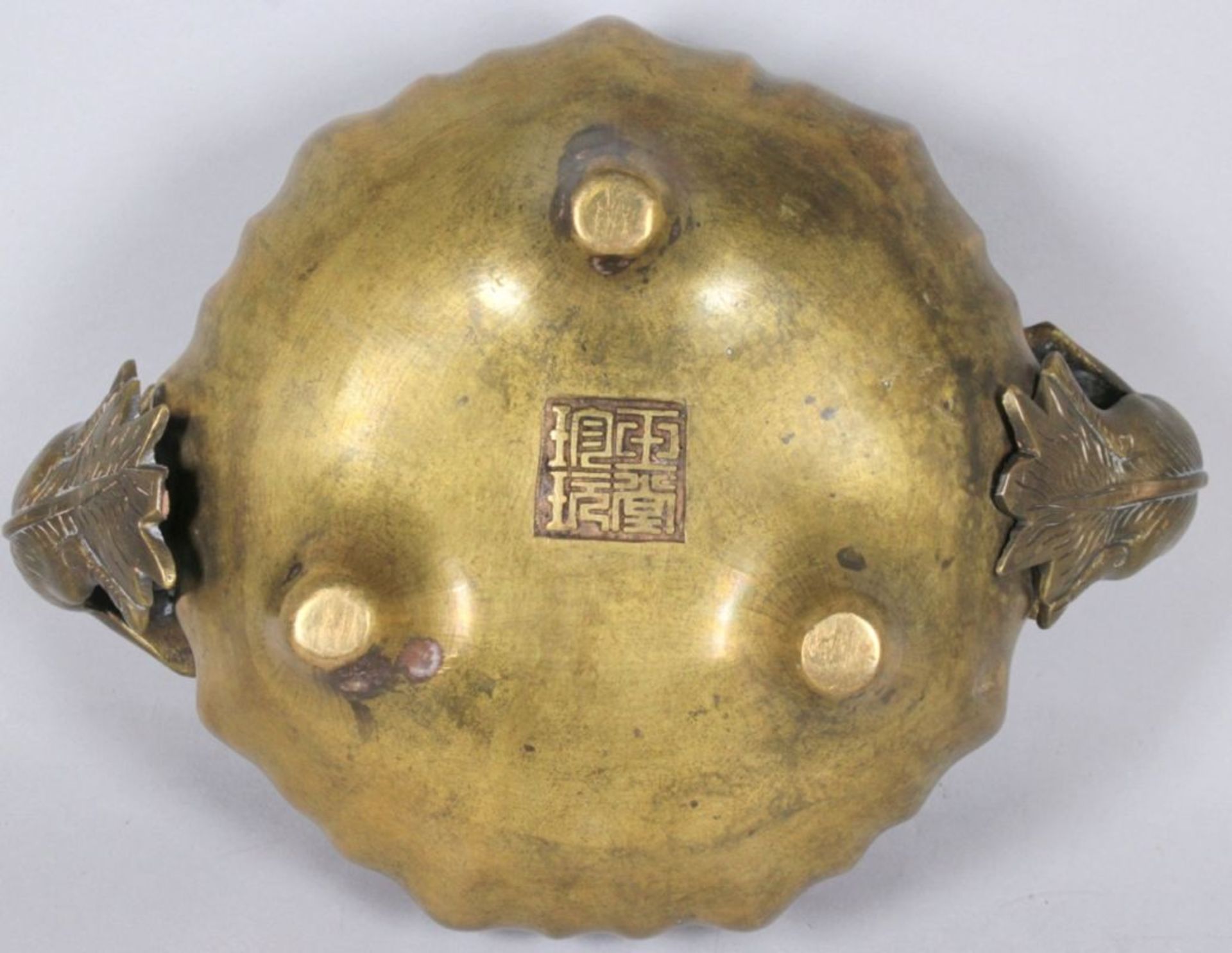 Bronze-Koro, China, 18./19. Jh., auf 3-füßiger, durchbrochen gearbeiteter, runderSockelplatte lose - Bild 6 aus 6