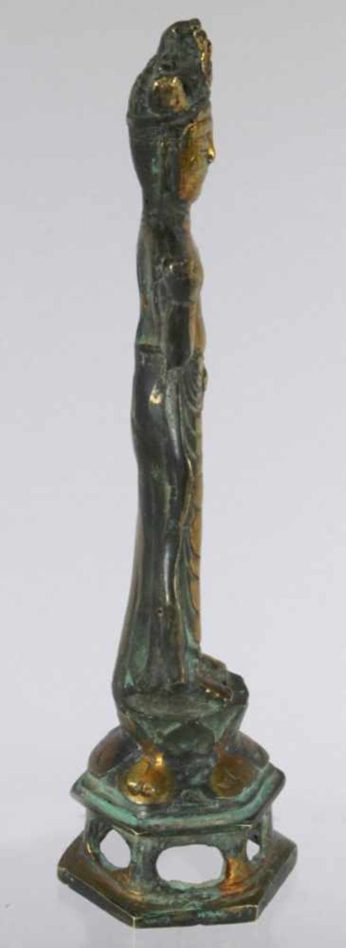 Bronze-Plastik, "Buddha", China, 19./20. Jh., auf durchbrochen gearbeitetem - Bild 4 aus 5