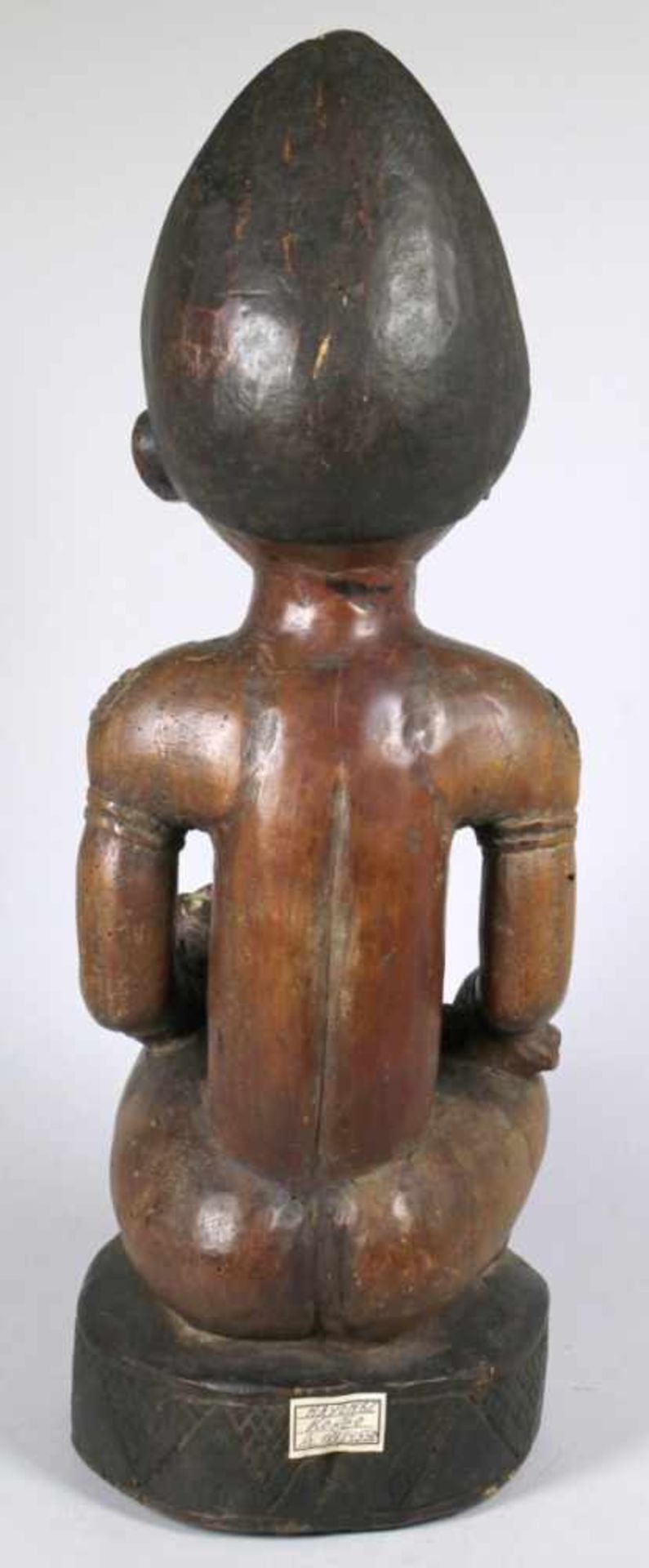 Mutter-Figur, Yombe, Kongo, auf Ovalsockel im Schneidersitz hockende, plastische,weibliche - Bild 3 aus 3