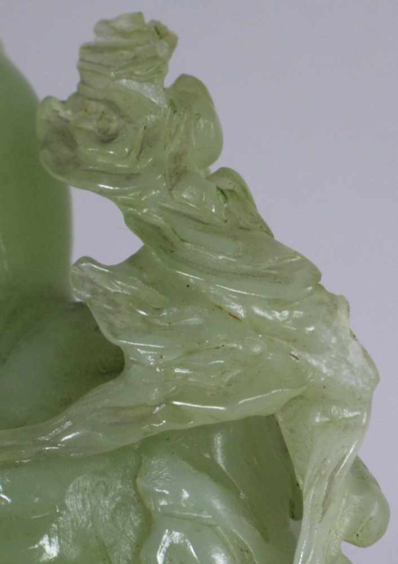 Jade-Glücksbuddha, China, vollplastische, sitzende Darstellung mit Gefäß in Händen, vonwelchem - Bild 4 aus 4