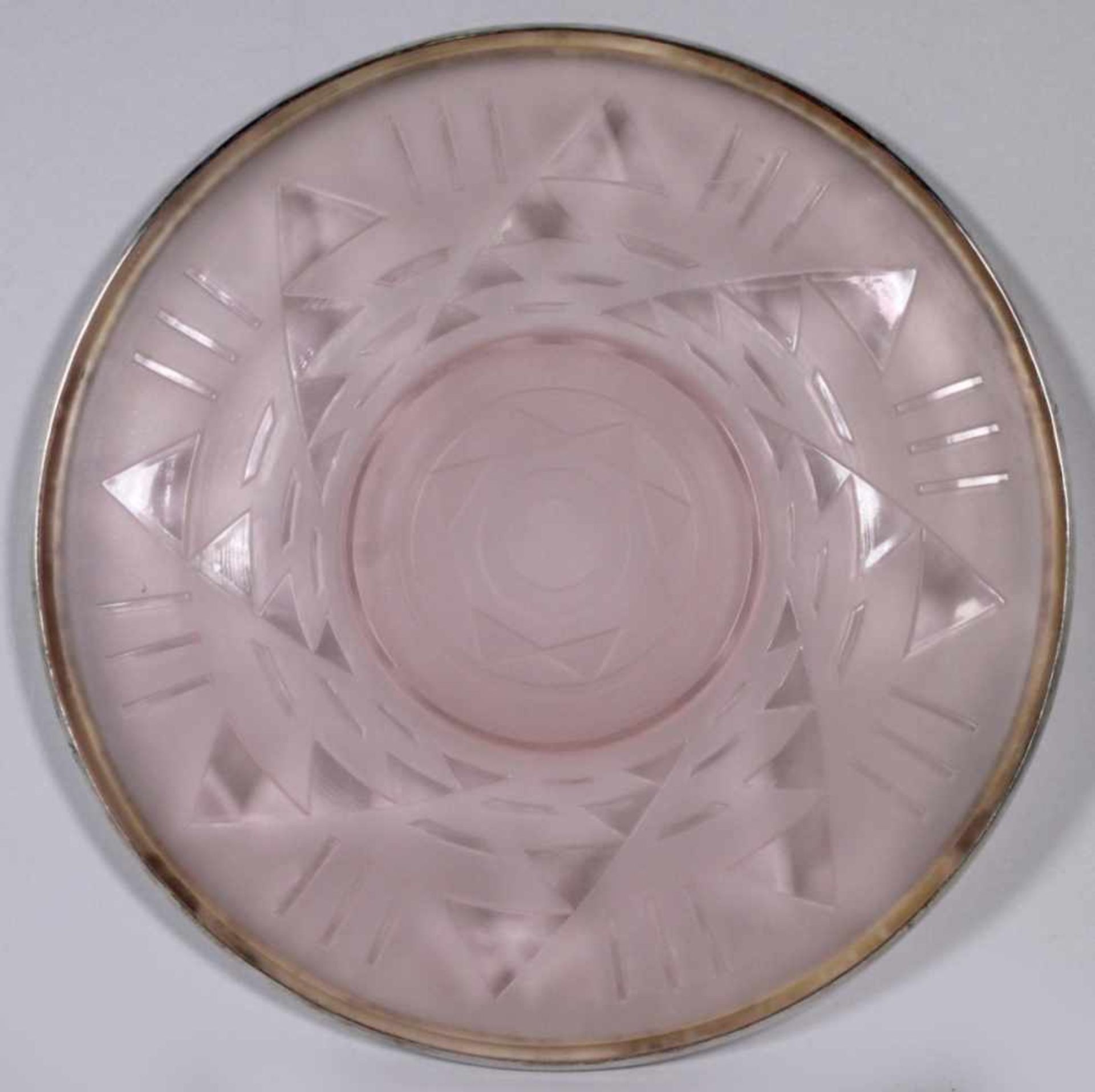 Art Déco Glas-Teller, Frankreich, über flachem Standring runde Form, rosafarbenesPressglas, Boden - Bild 2 aus 2