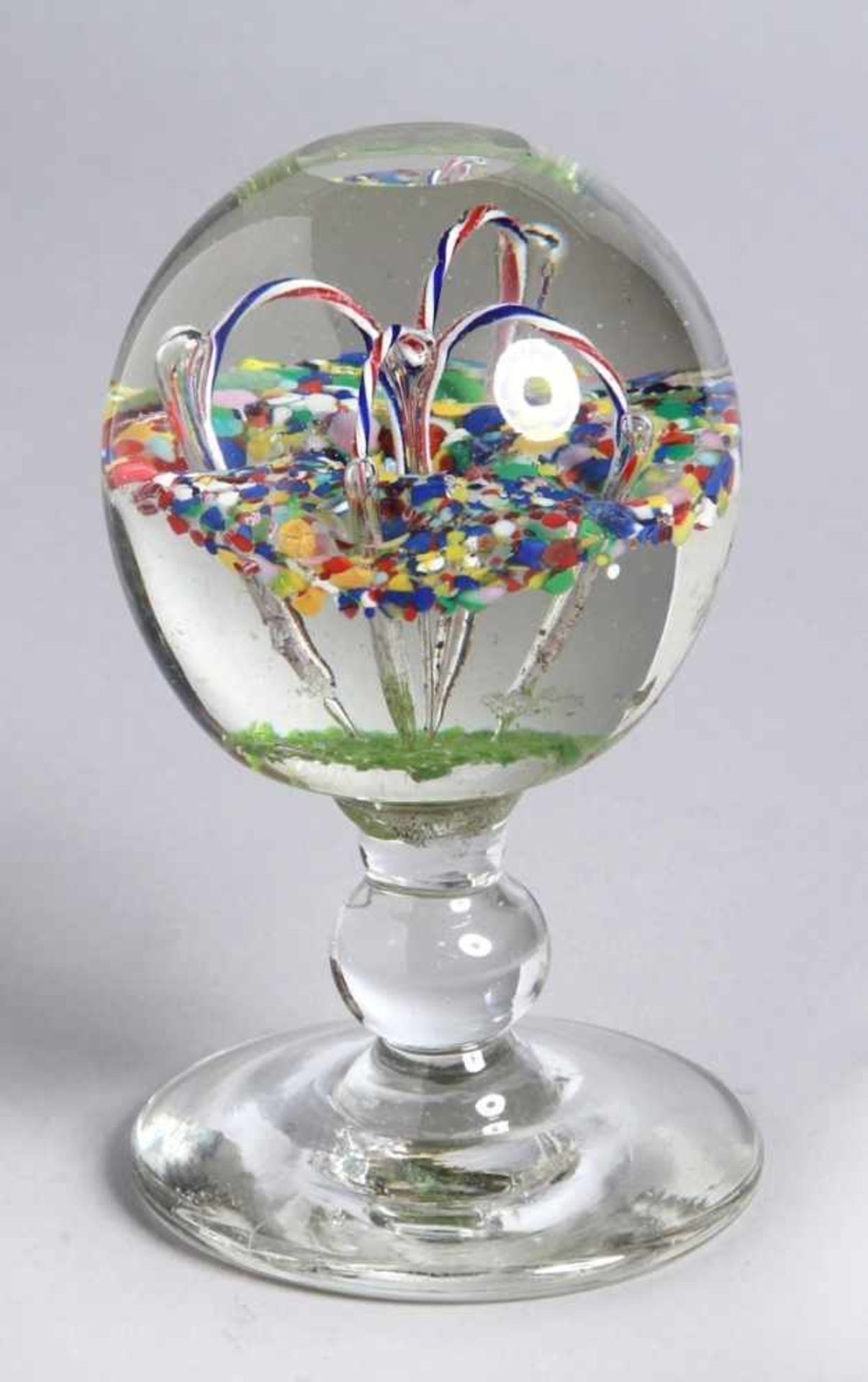 Glas-Ständerpaperweight, Thüringen, wohl Ilmenau, um 1900-30, Tellerstand, Schaft mitKugelnodus,