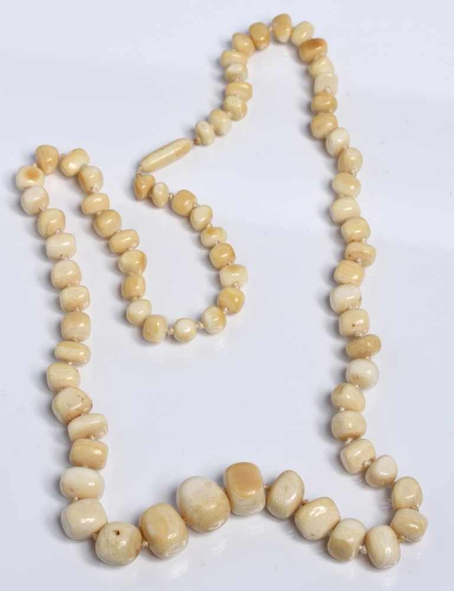 Elfenbein-Halskette, im Verlauf geknüpft, unregelmäßig geformte Stücke, D 7 - 14 mm,Drehverschluß, L