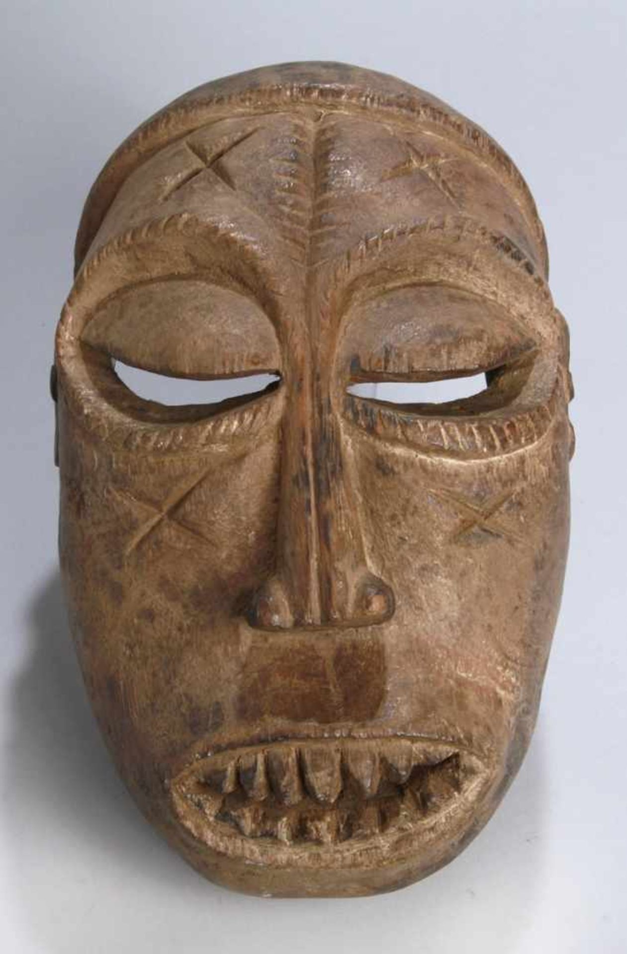 Maske, wohl Mambila, Kamerun, plastisches Gesicht mit großen, offen geschlitzten Augen undoffenem