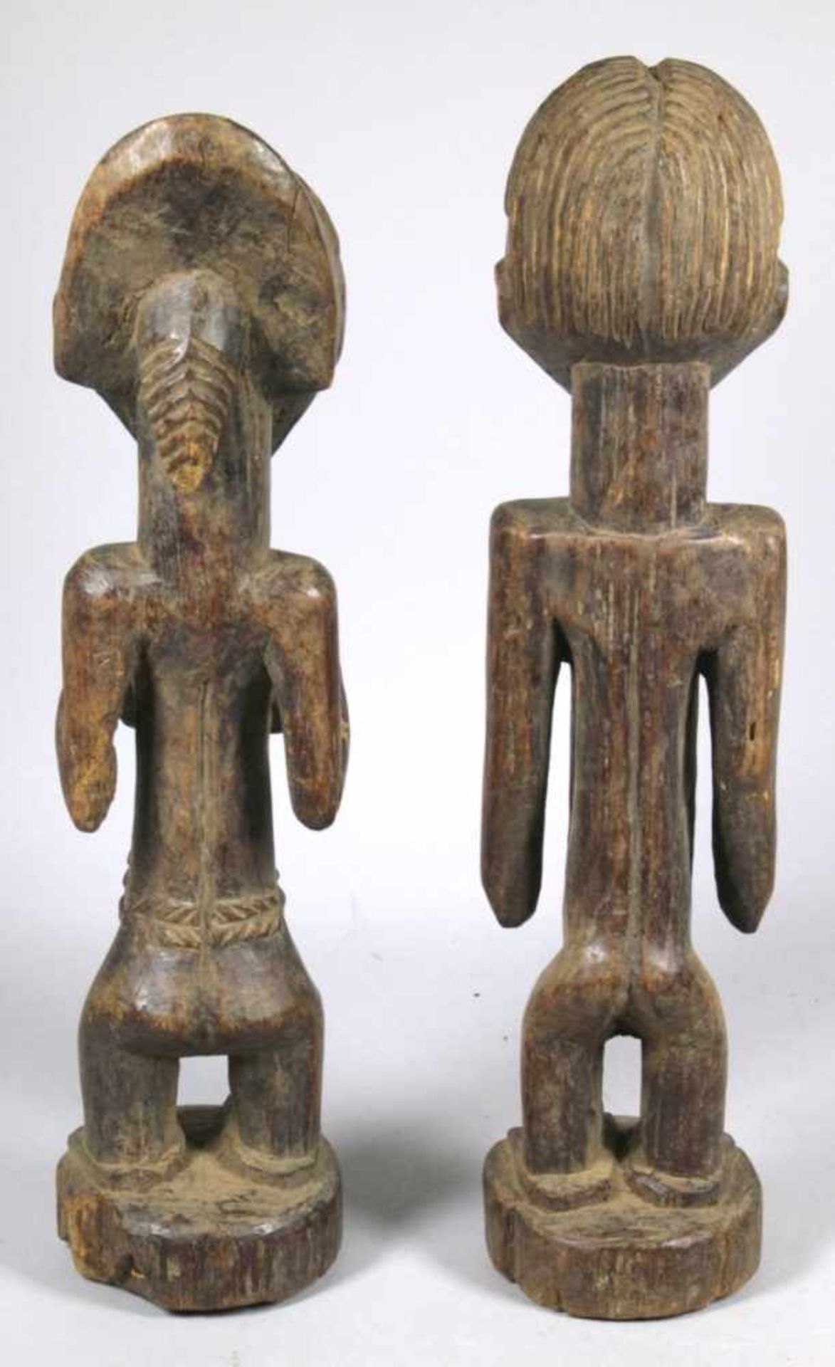 Zwei Ahnen-Figuren, Luba, Kongo, auf Rundsockel stehende Darstellungen mit auf Brustabgelegten - Bild 2 aus 3
