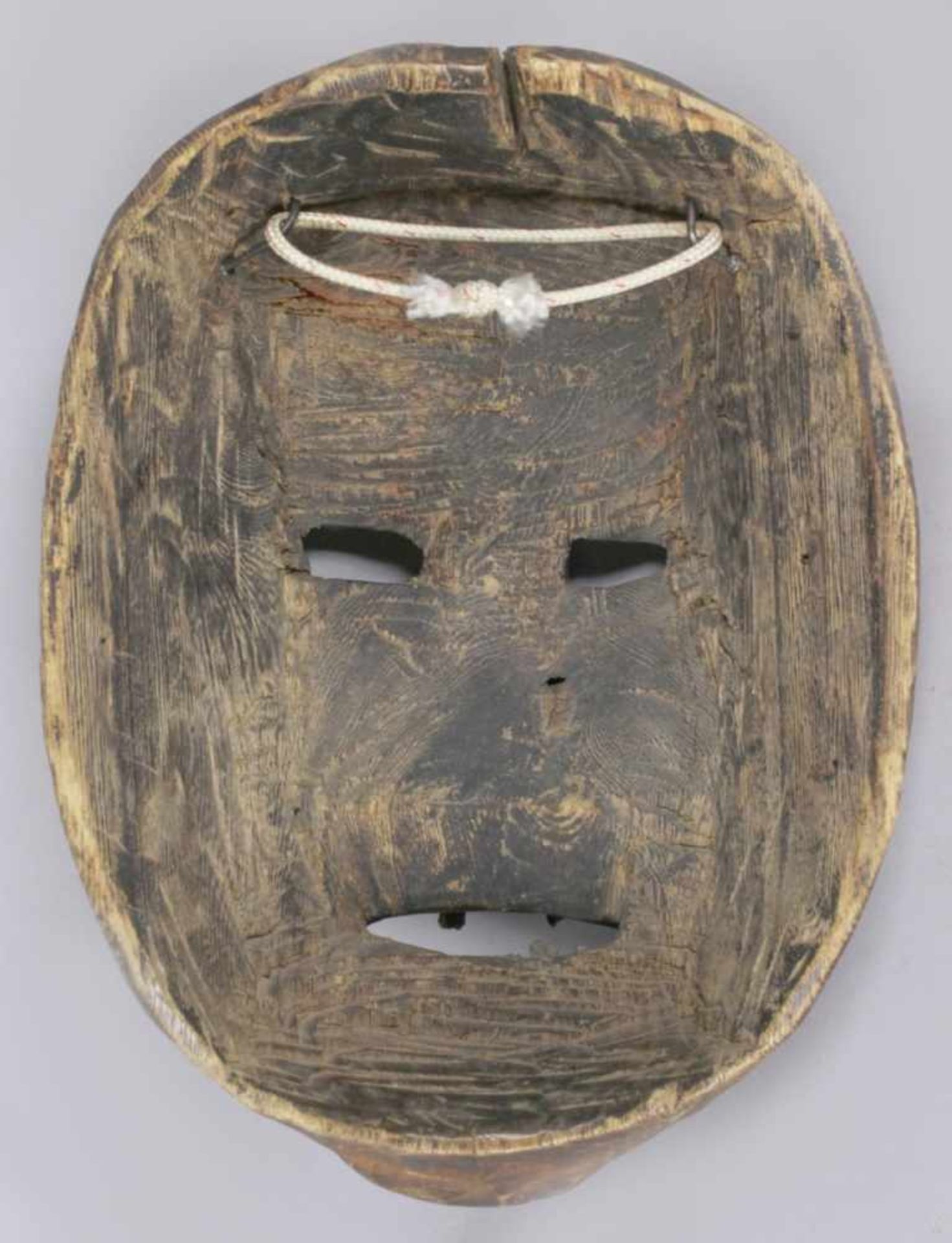 Handmaske, wohl Makonde, Tansania, plastisches Gesicht mit offenem, mit kleinen Pflöckengezahntem - Bild 4 aus 4