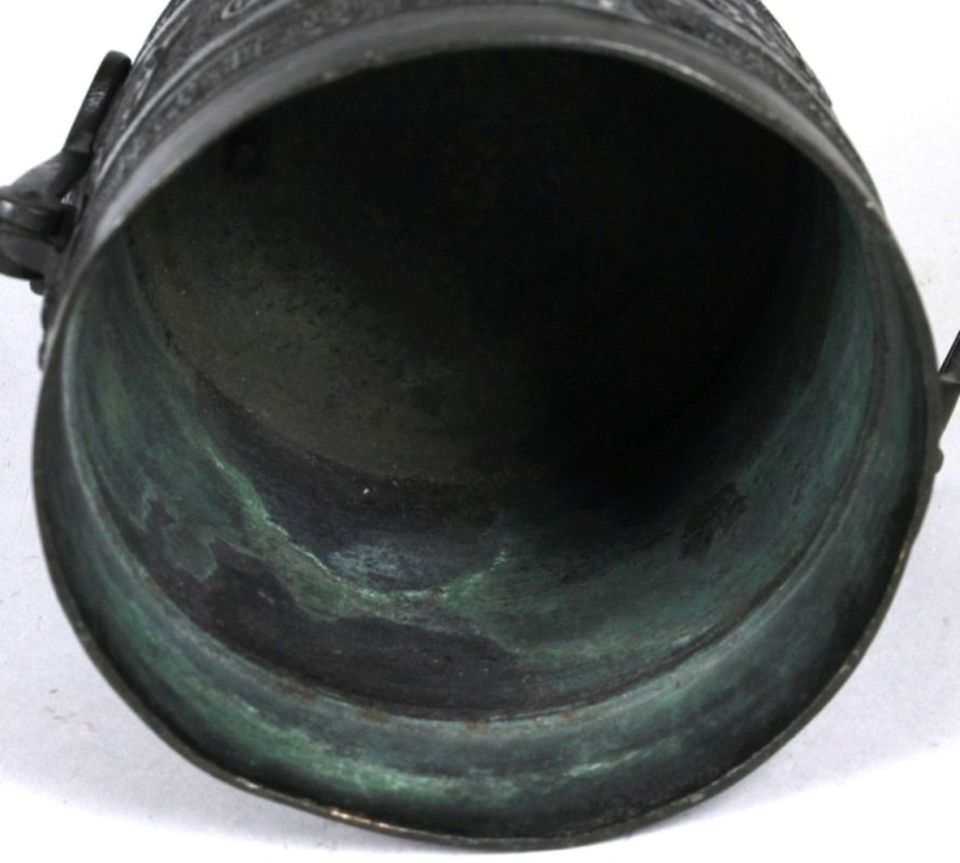 Bronze-Koro, China, 18. Jh., auf 3 Stegfüßen runder, zylindrischer Korpus, seitlich 2scharnierte - Bild 4 aus 5