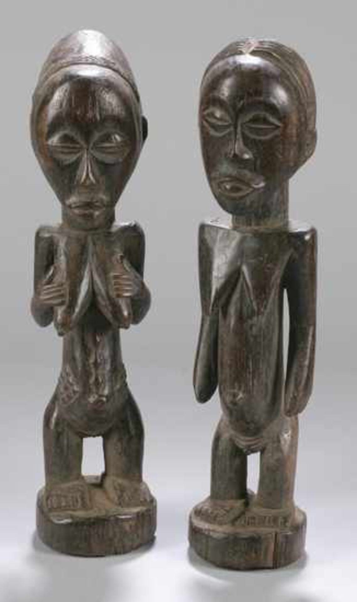 Zwei Ahnen-Figuren, Luba, Kongo, auf Rundsockel stehende Darstellungen mit auf Brustabgelegten