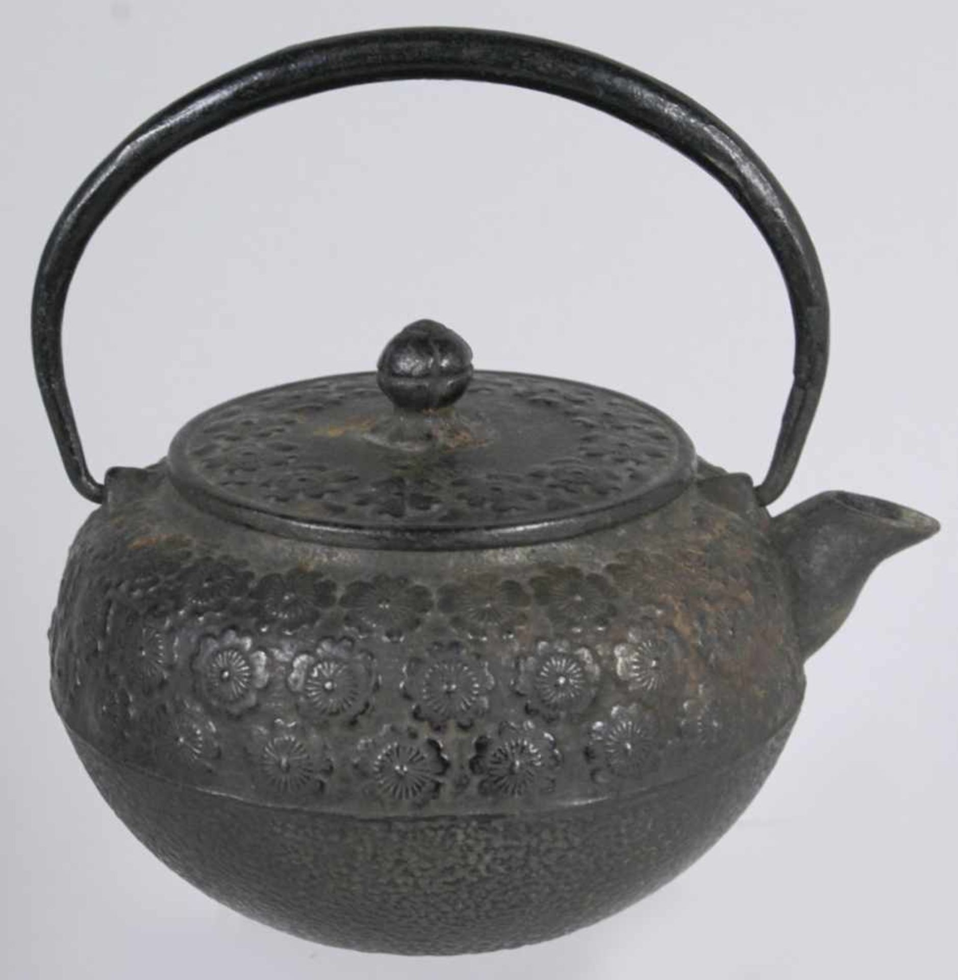 Eisen-Teekännchen, Japan, Meiji-Periode, kuglige Form mit Ausguss, Flachdeckel mit Knaufund - Bild 2 aus 5
