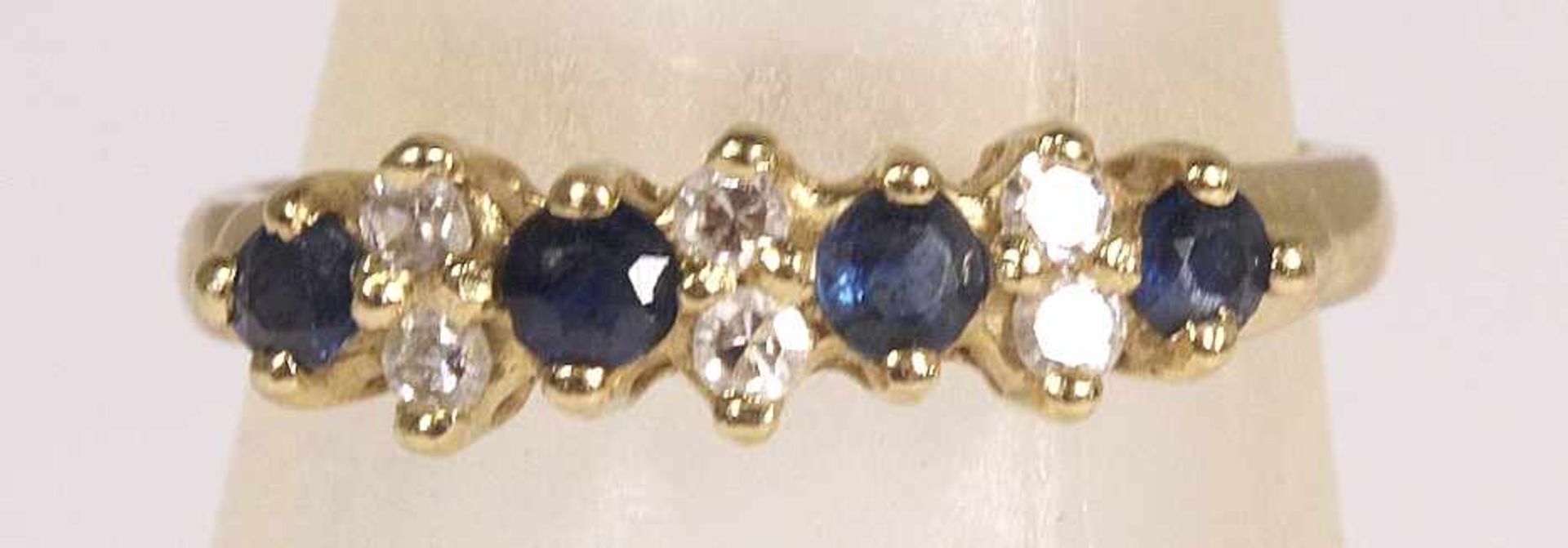 Damenring, GG 585, besetzt mit 4 Safiren, zus. ca. 0,60 ct., Farbe: dunkelblau, flankiertvon 6